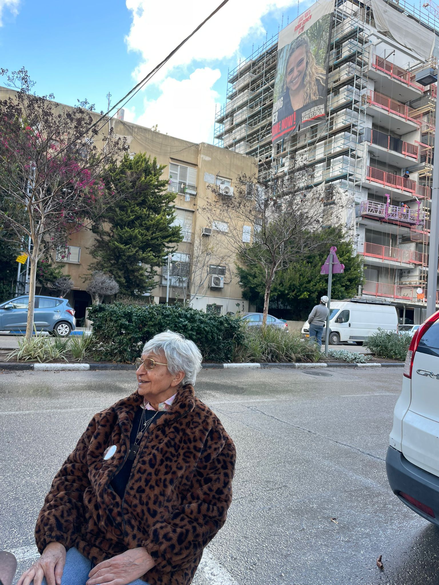 דבורה לשם לצד תמונת רומי גונן, נכדתה