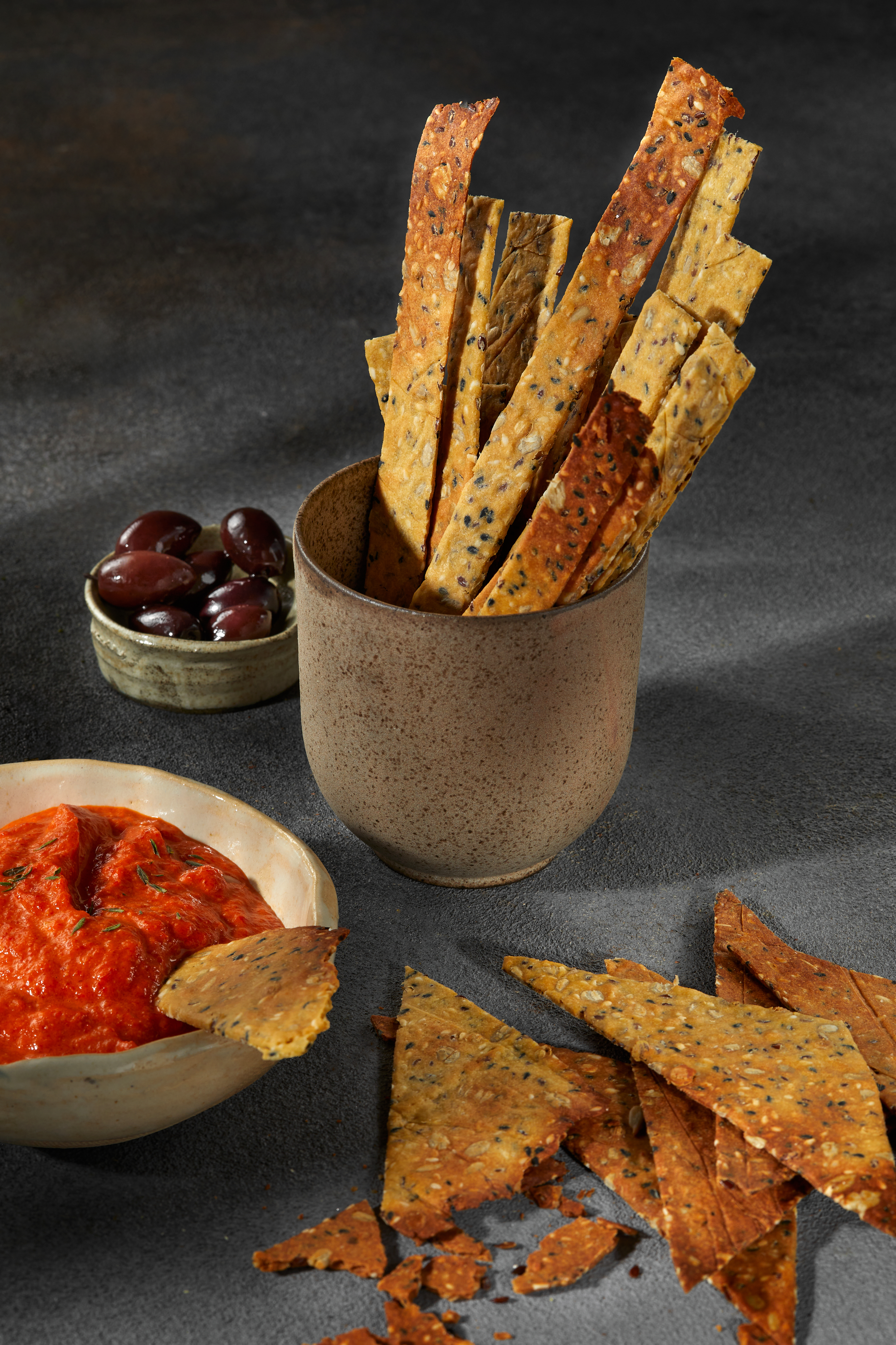 קרקר חומוס ללא גלוטן עם ממרח פלפל שושקה 