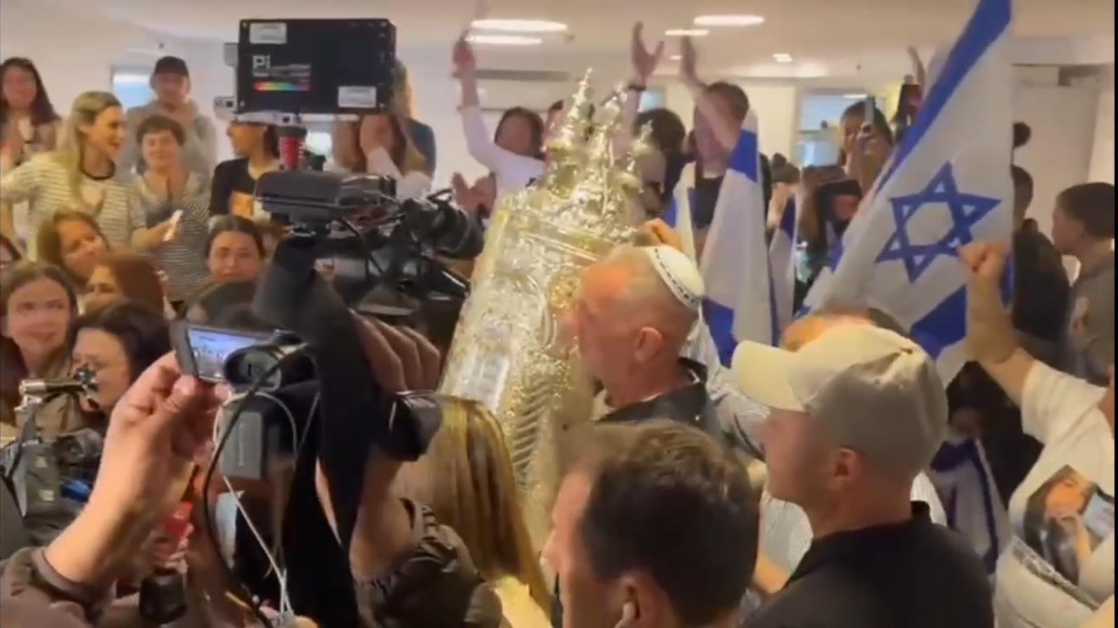 ספר תורה בבנין השכנים של אגם ברגר ביום שחרורה