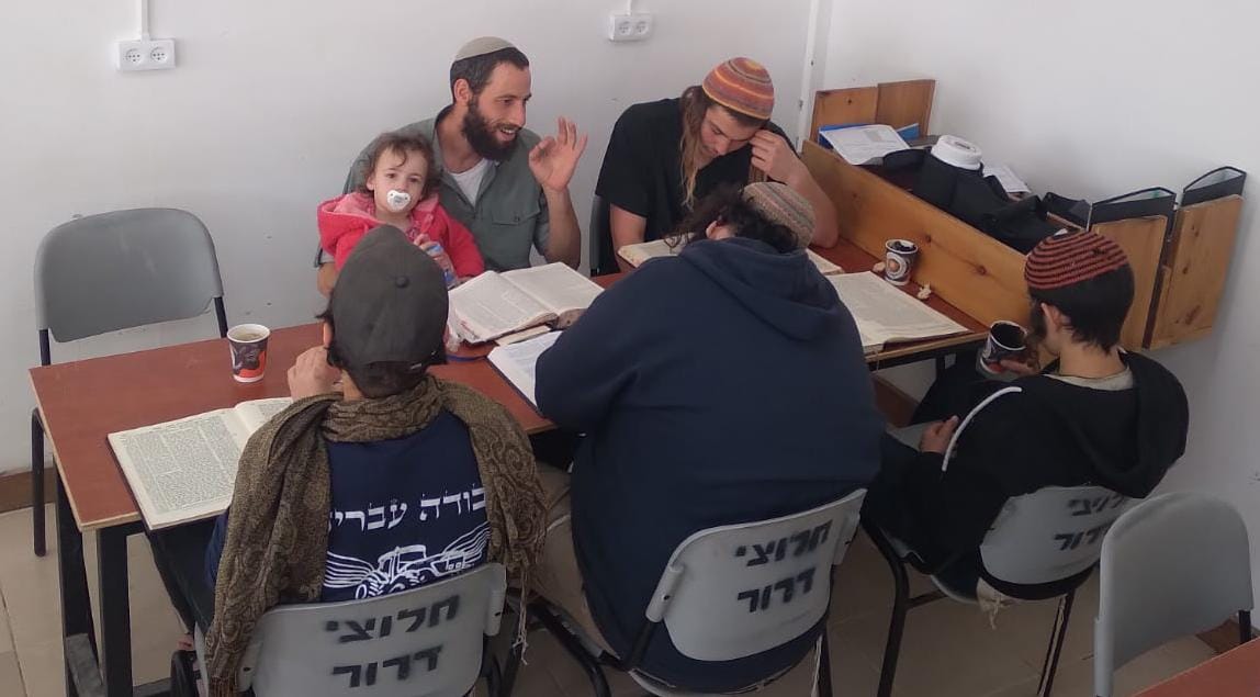 עמיחי ויצן הי"ד לומד עם תלמידיו