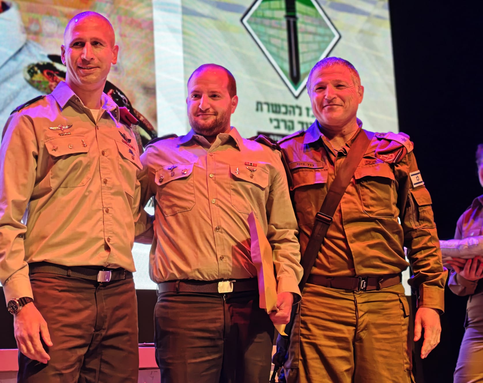 יוסי לוי מקבל את ההצטיינות