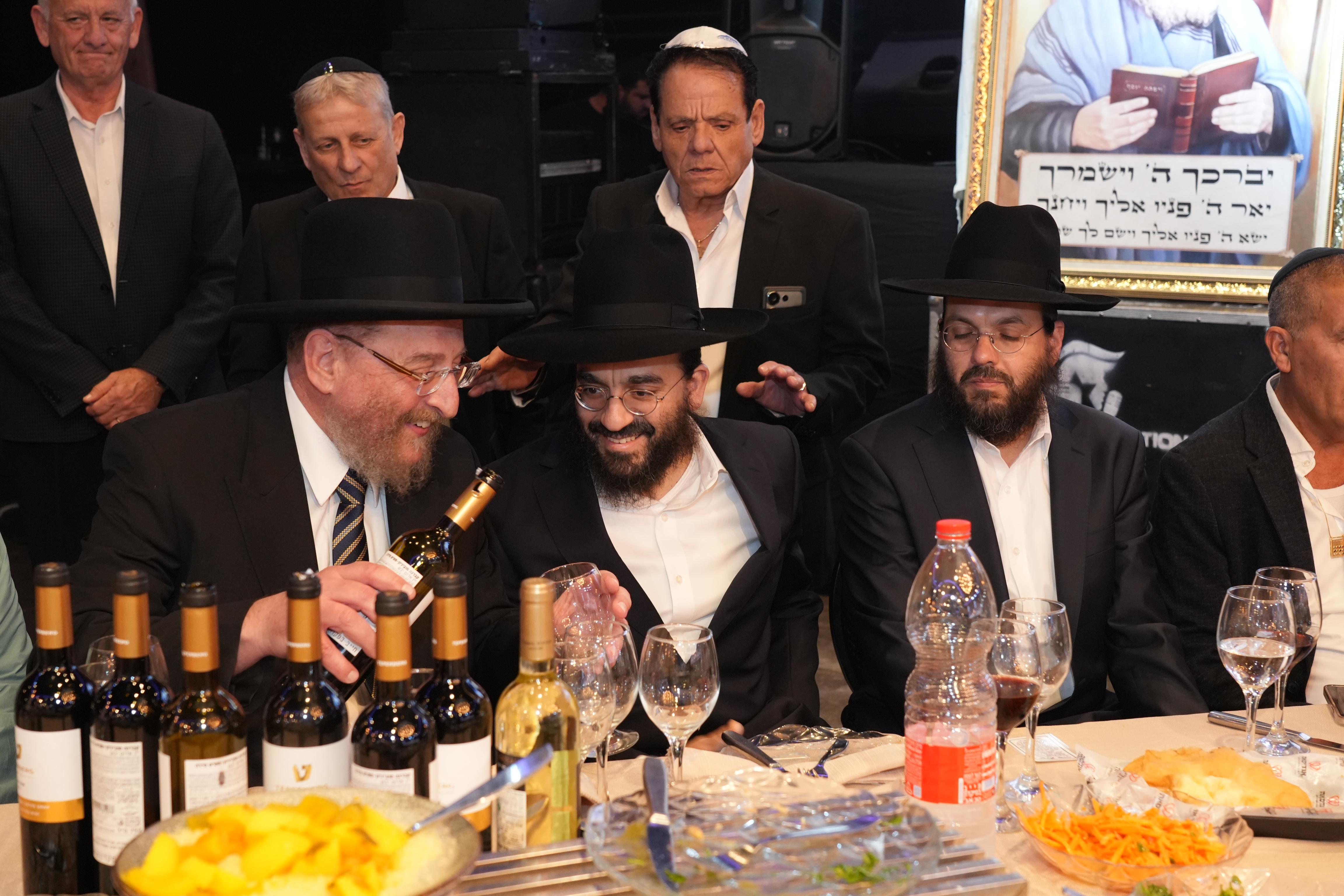 הרב יורם כהן יחד עם רבי פנחס אבוחצירא בדינר השנתי שנערך השנה 