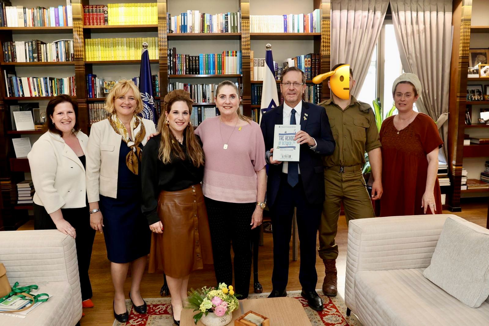 הצוות העניק לנשיא את הספר