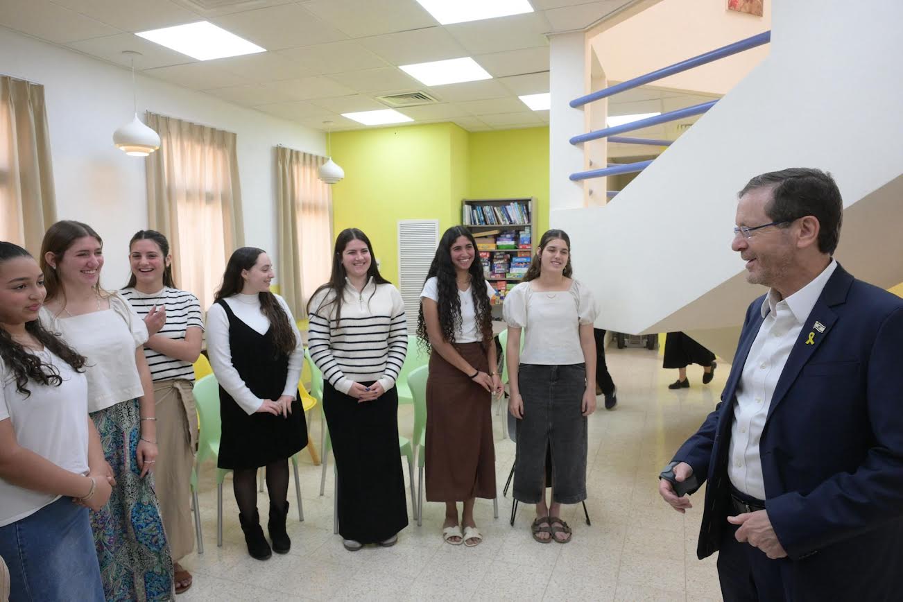 הרצוג במפגש עם בנות האולפנה