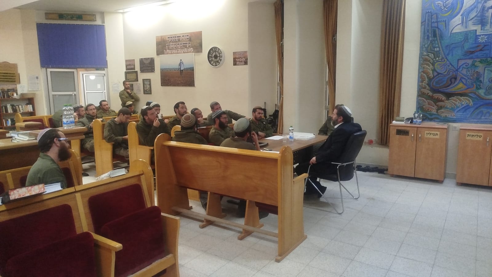 הרב חגי לונדין עם הלוחמים