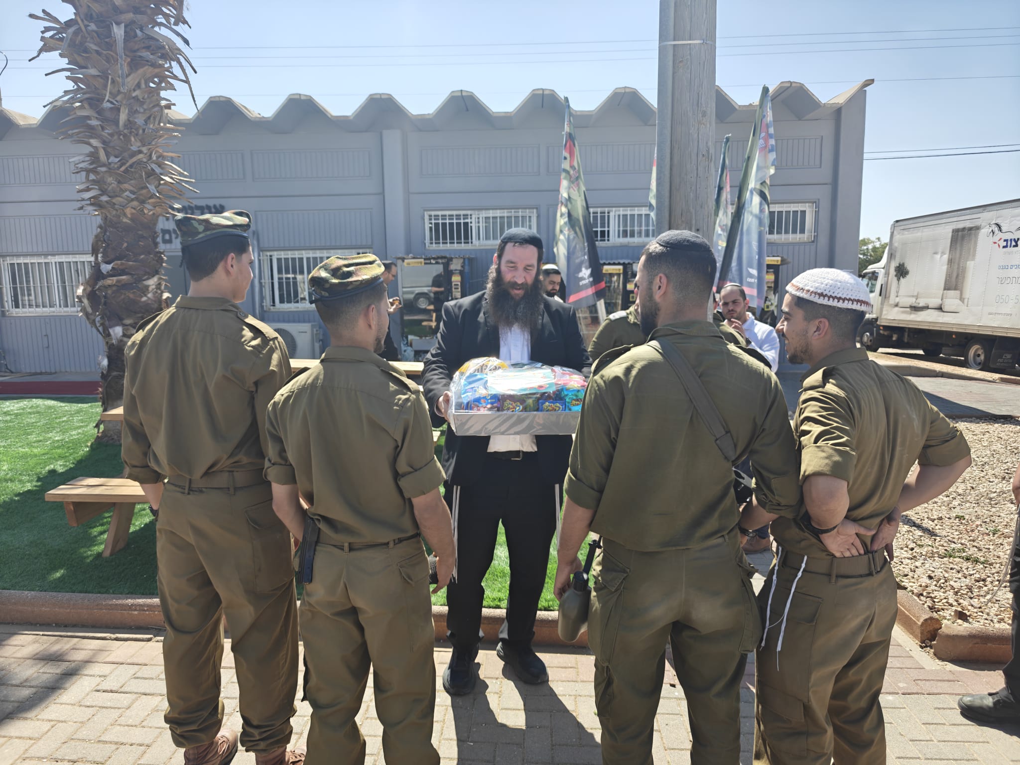 הרב פרץ איינהורן מעניק משלוח מנות לחיילים