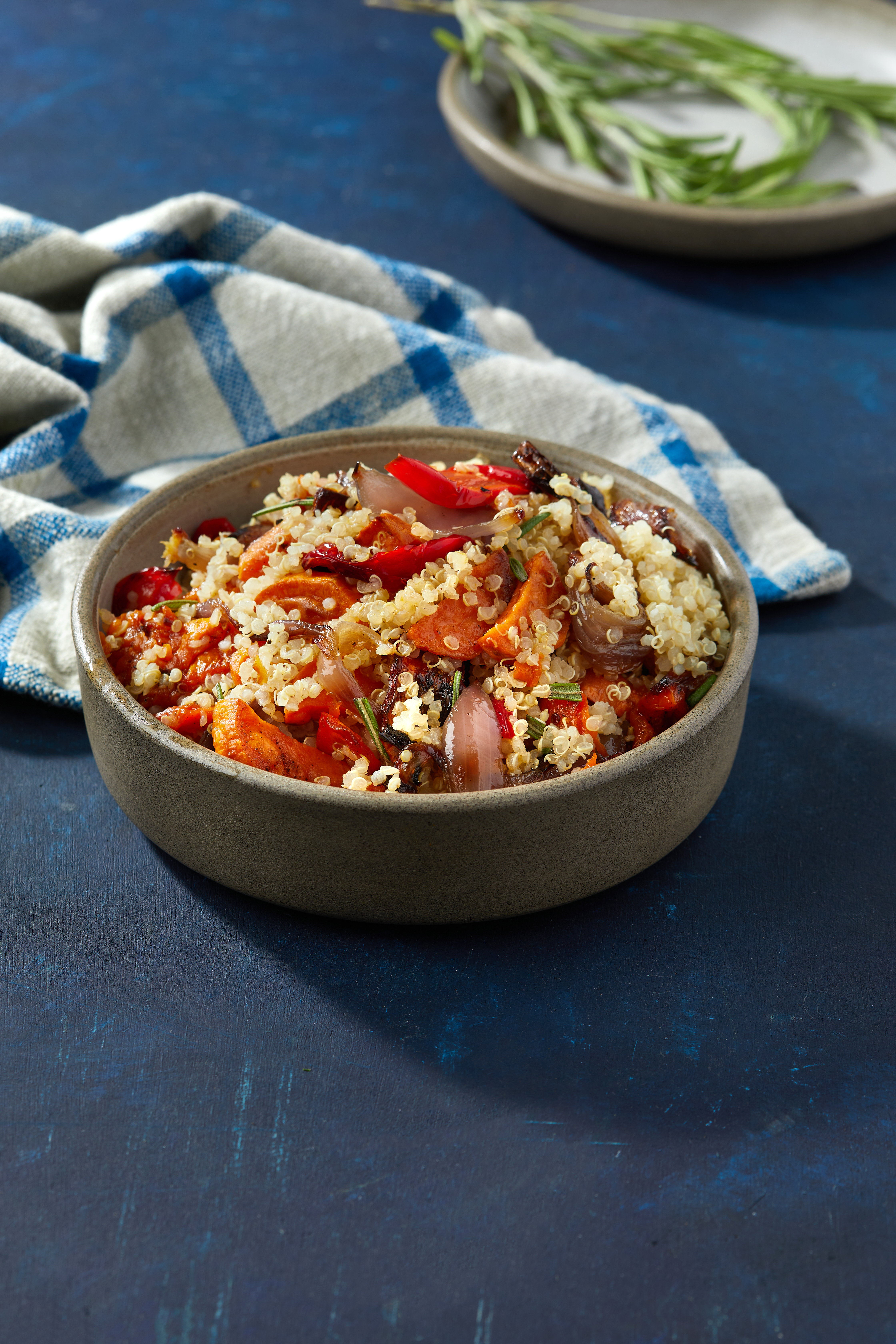 תבשיל קינואה עם ירקות צלויים