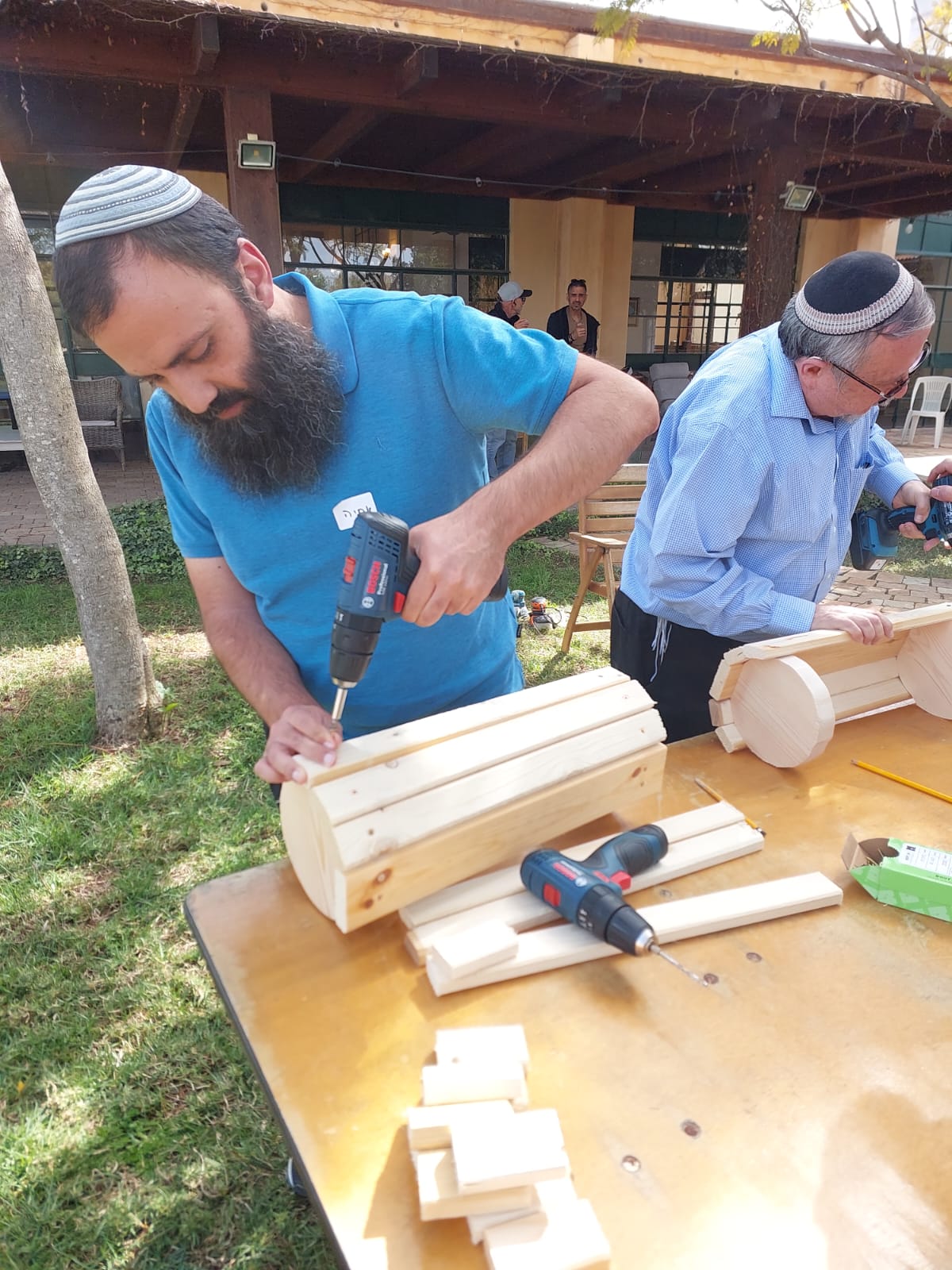 האבא אחיה בסדנת נגרות של קרן קובי מנדל