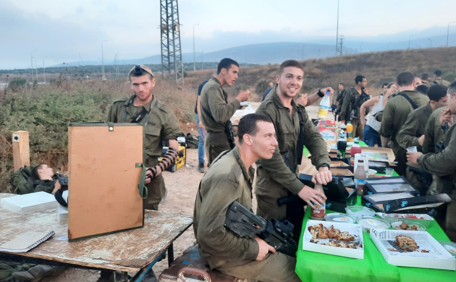 אלישיב מניח תפילין סמוך לרכס טוראן בגליל