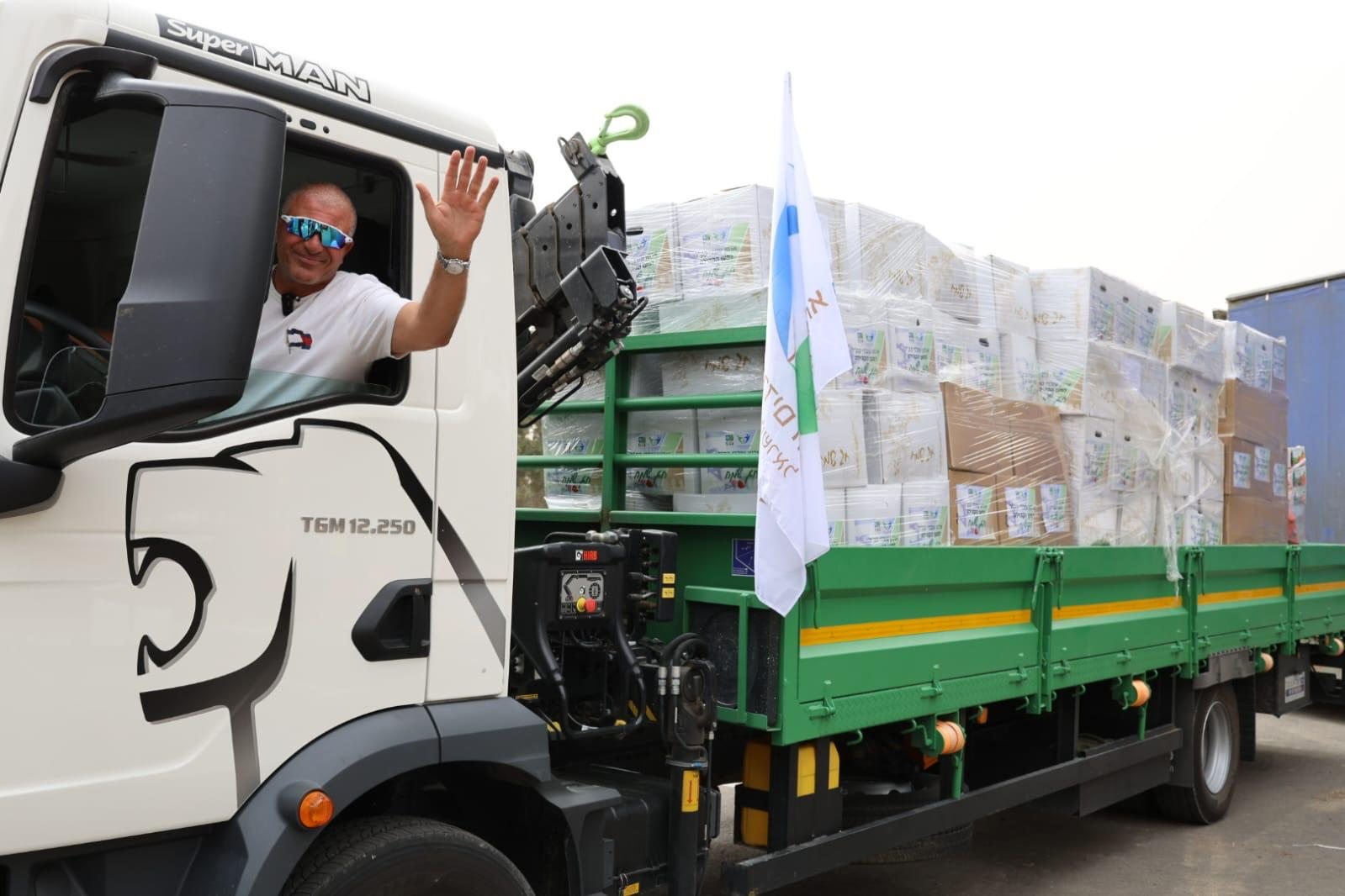 מחלקים מזון לקראת החג