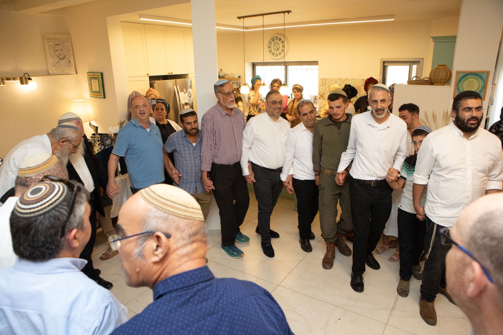 ריקודים בהכנסת ספר תורה