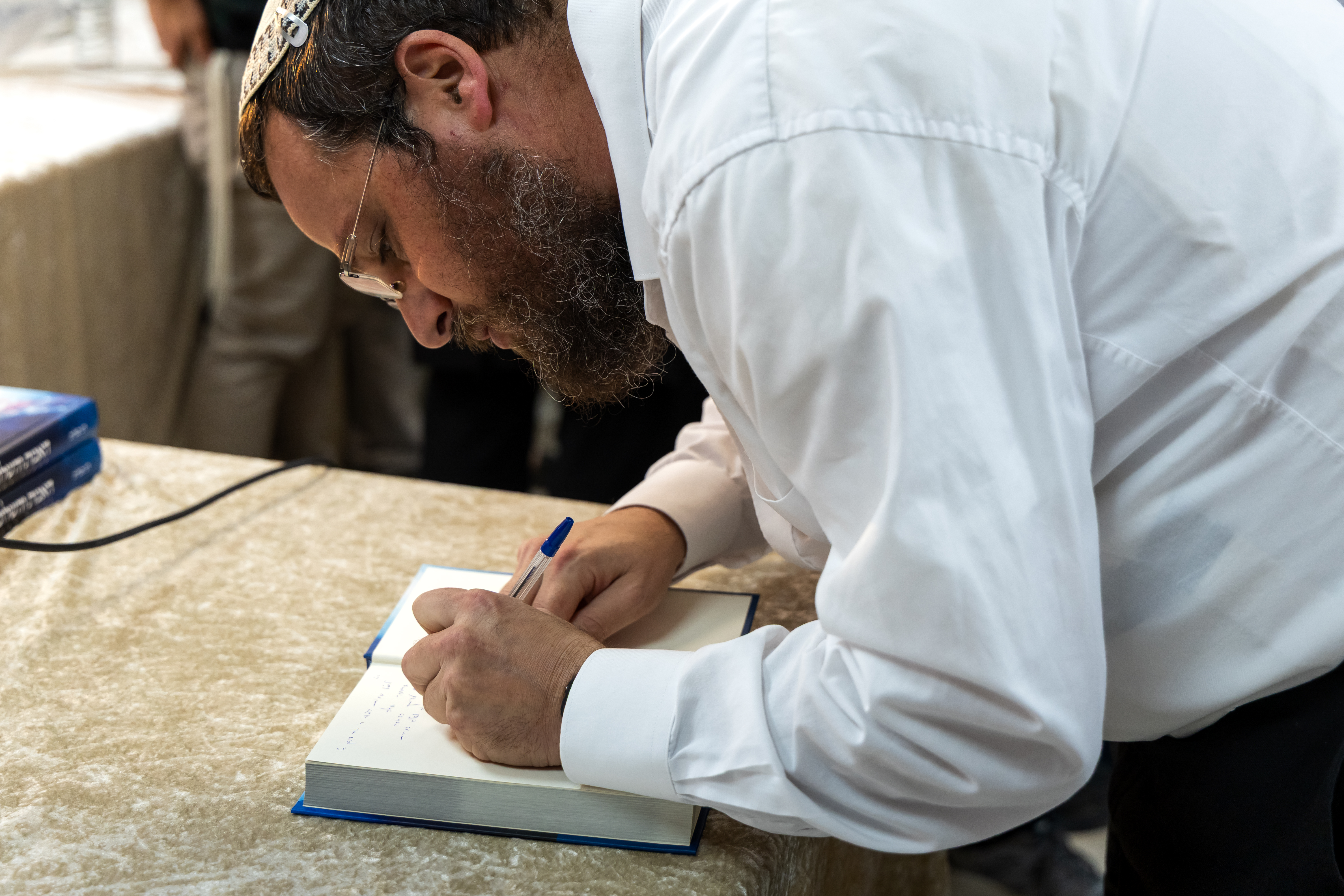 הרב סגליס מקדיש את ספרו החדש