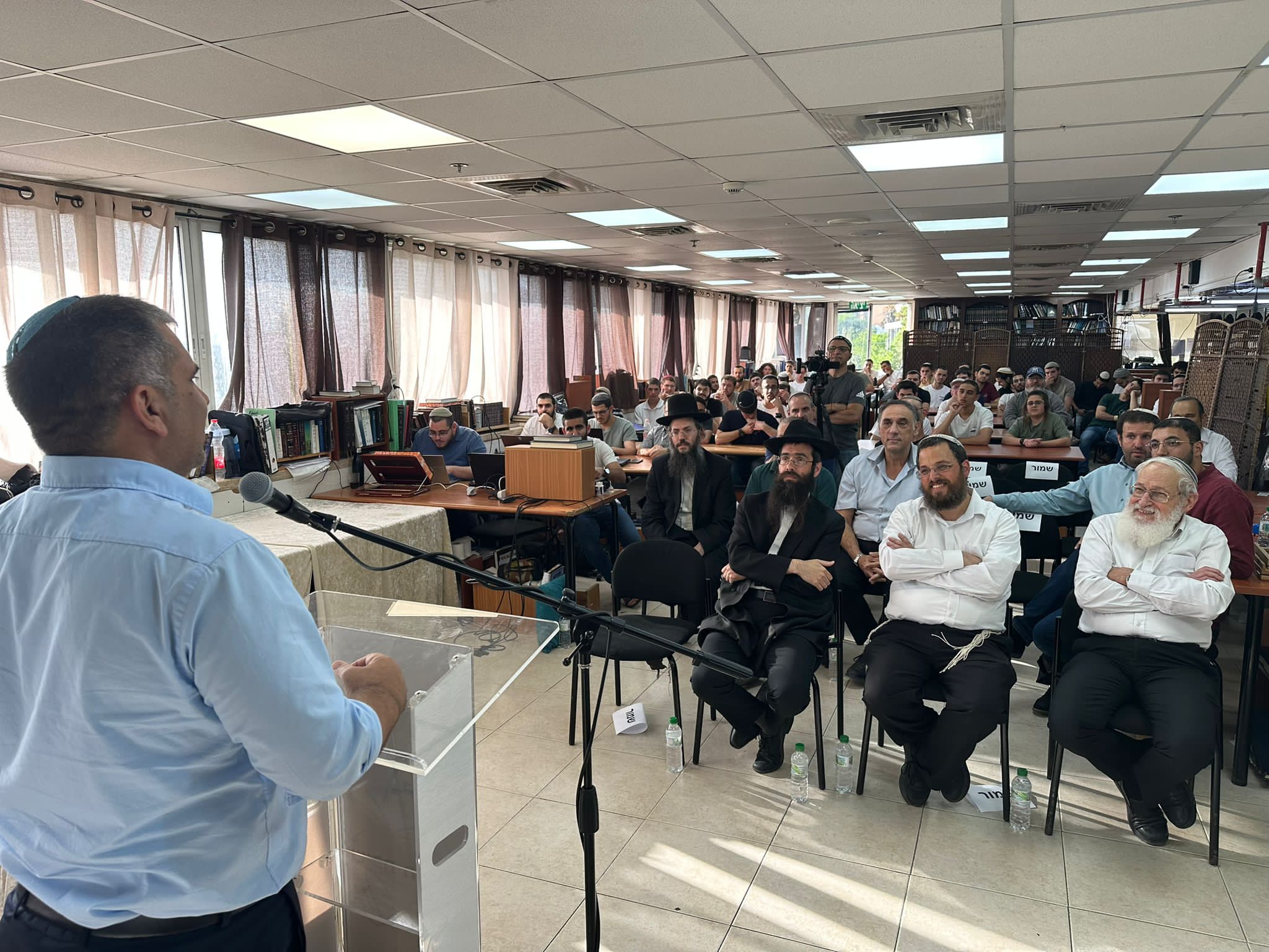 סופר נואם באירוע