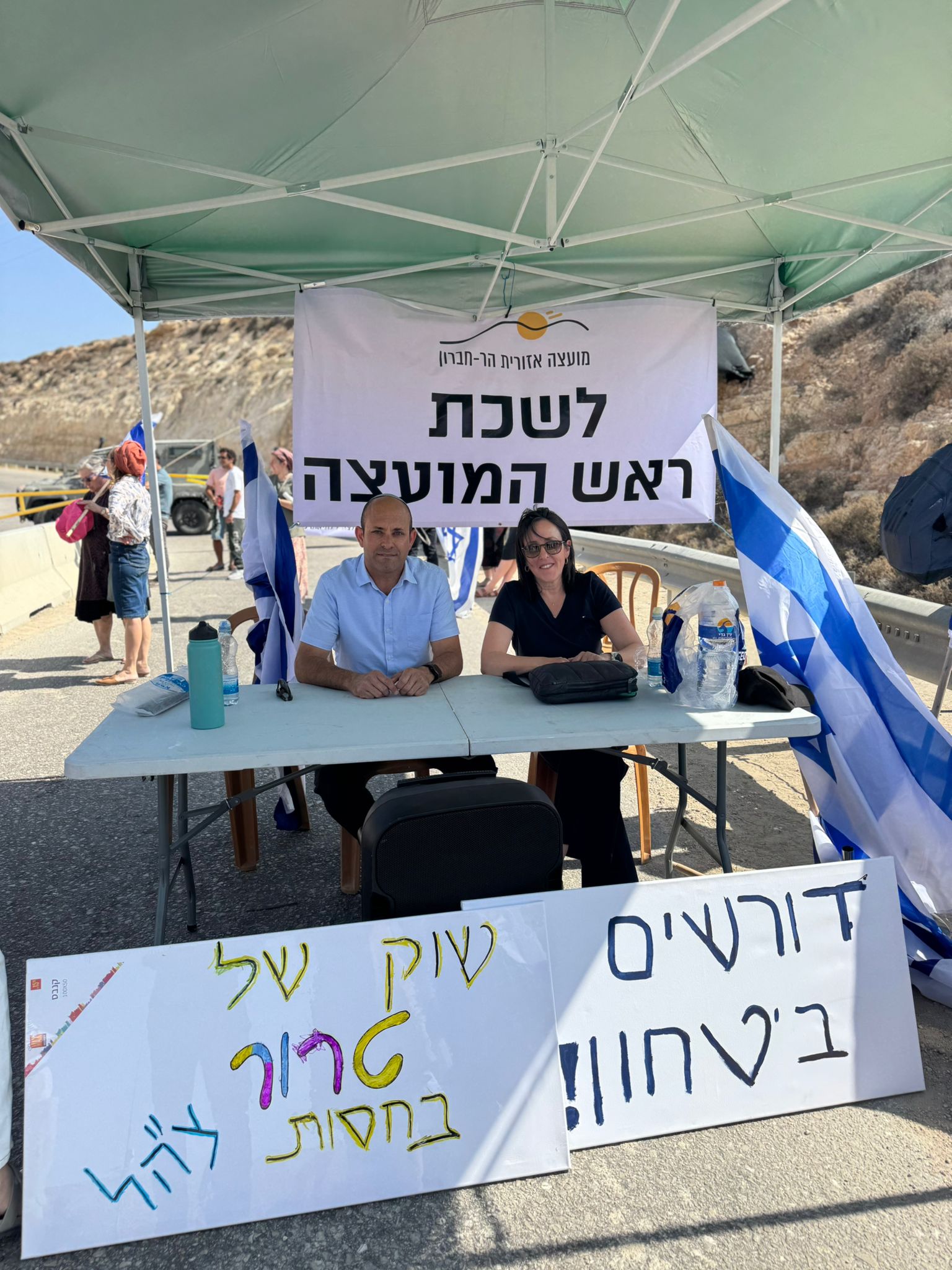 ראש המועצה אלירם אזולאי בלשכה סמוך לשוק