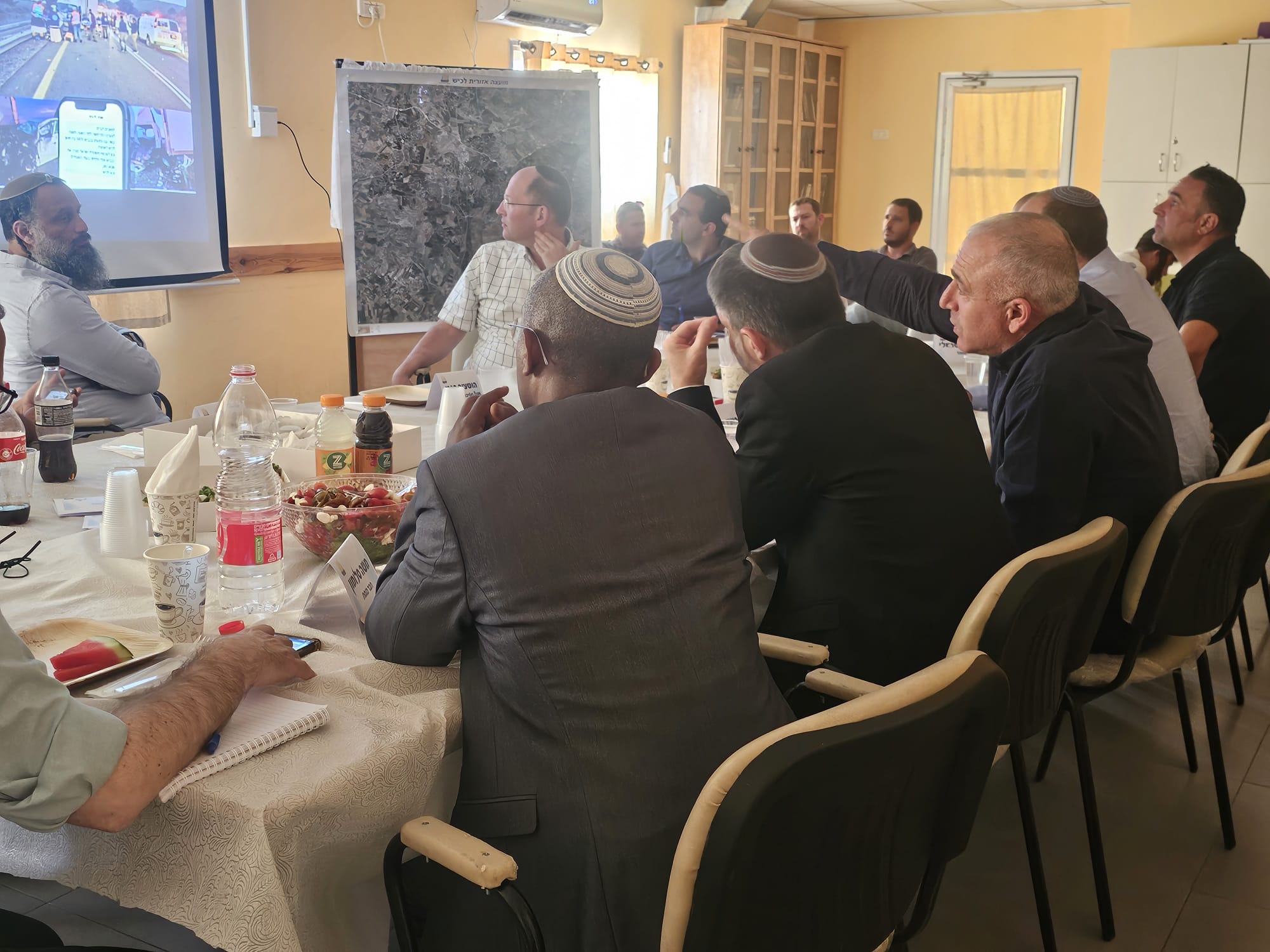 בפגישה במועצה