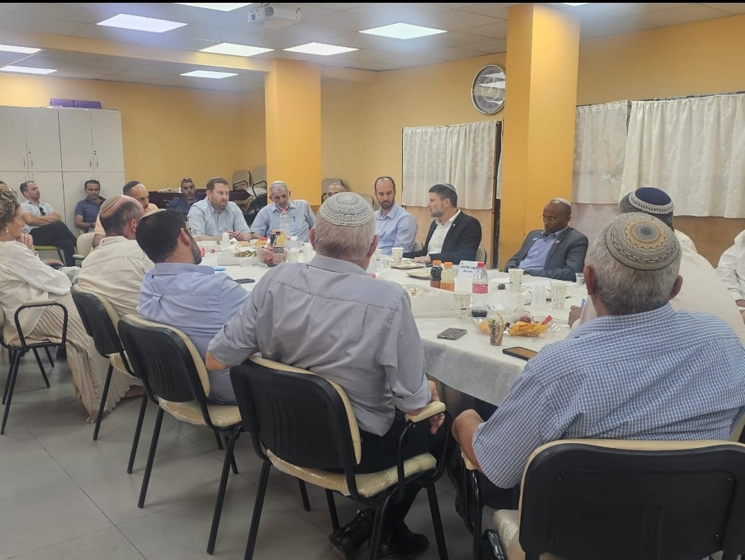 בפגישה במועצה