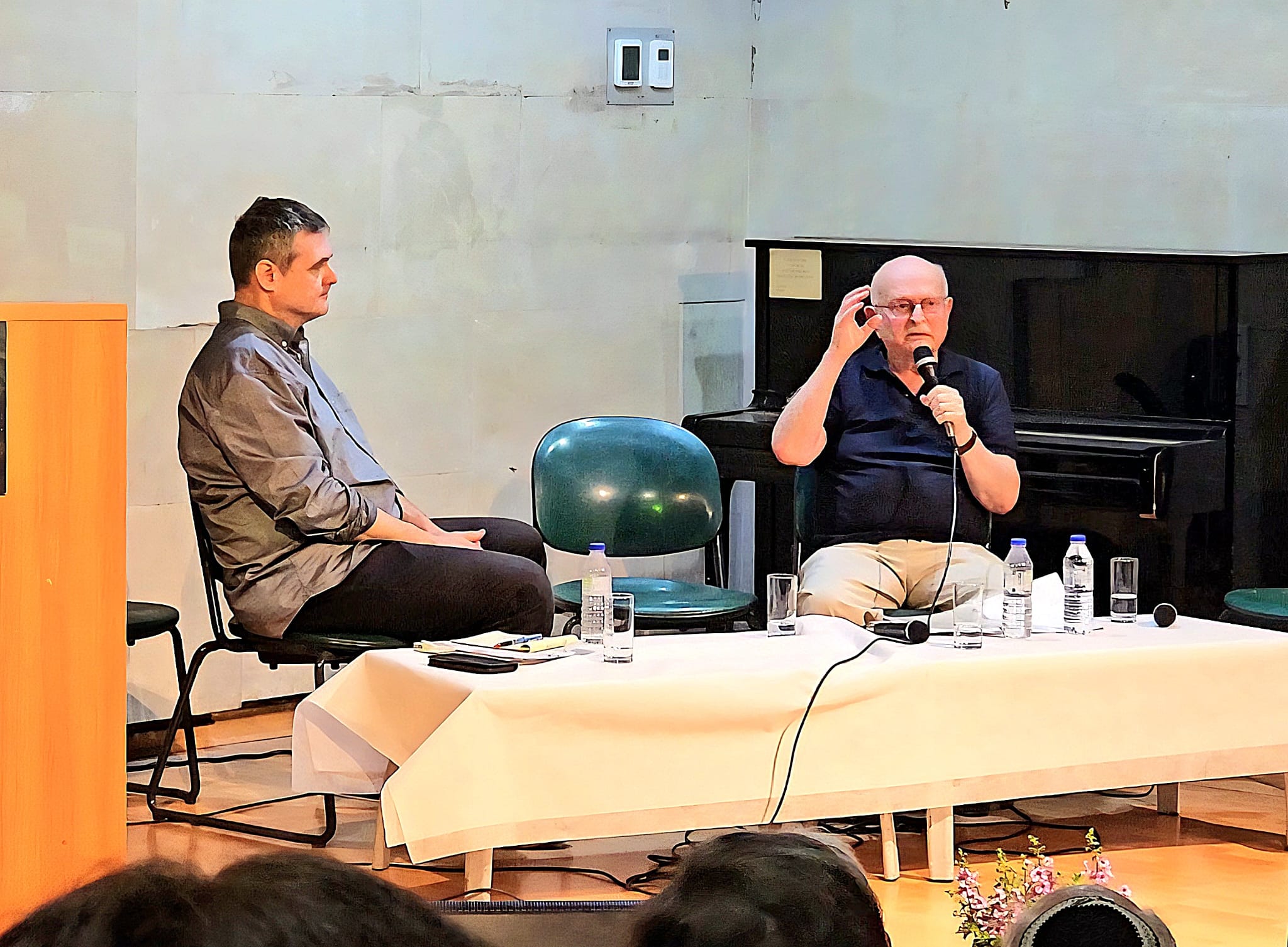 עברי ומיטשניק בשיחה