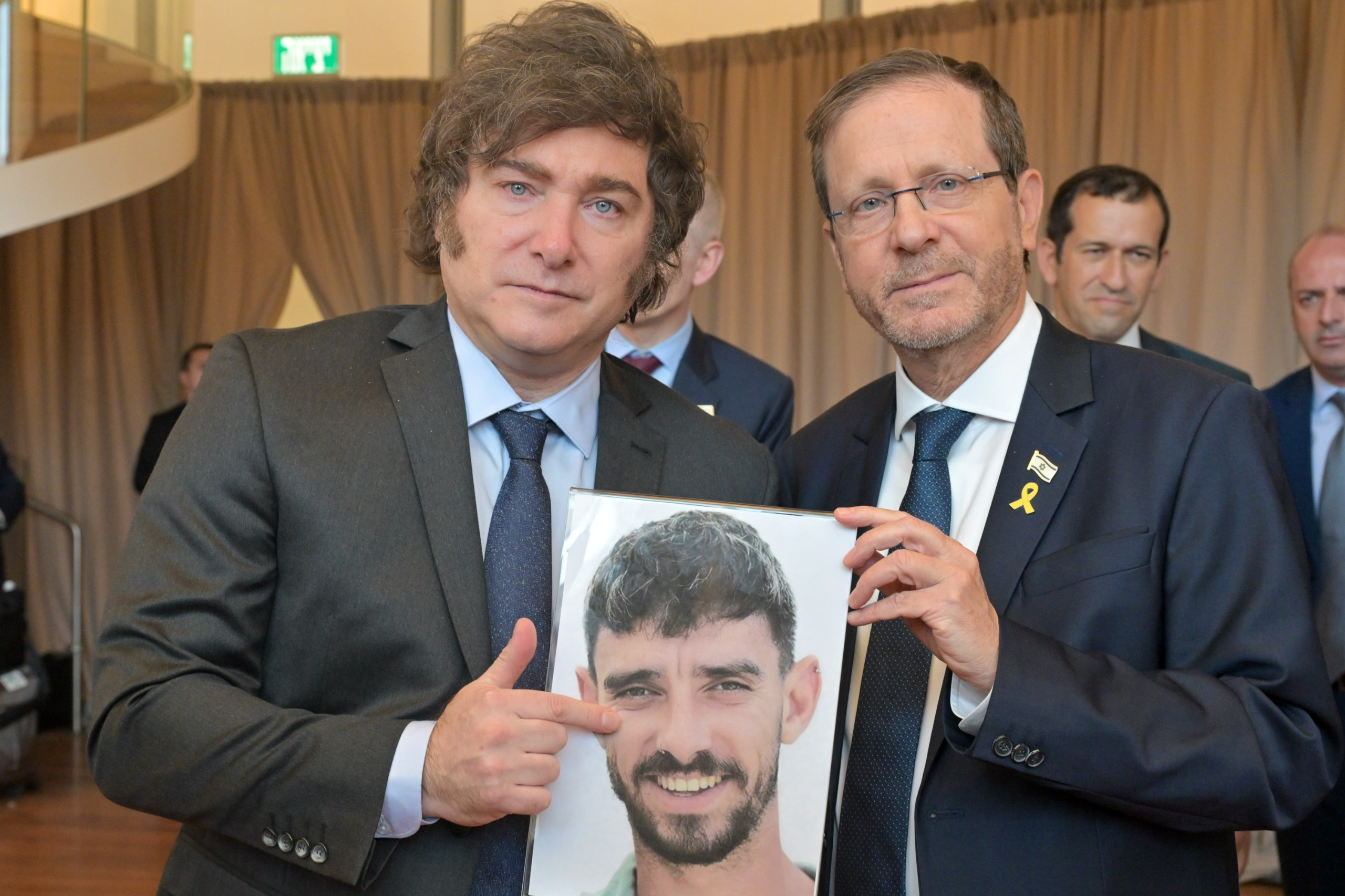 עם תמונת החטוף