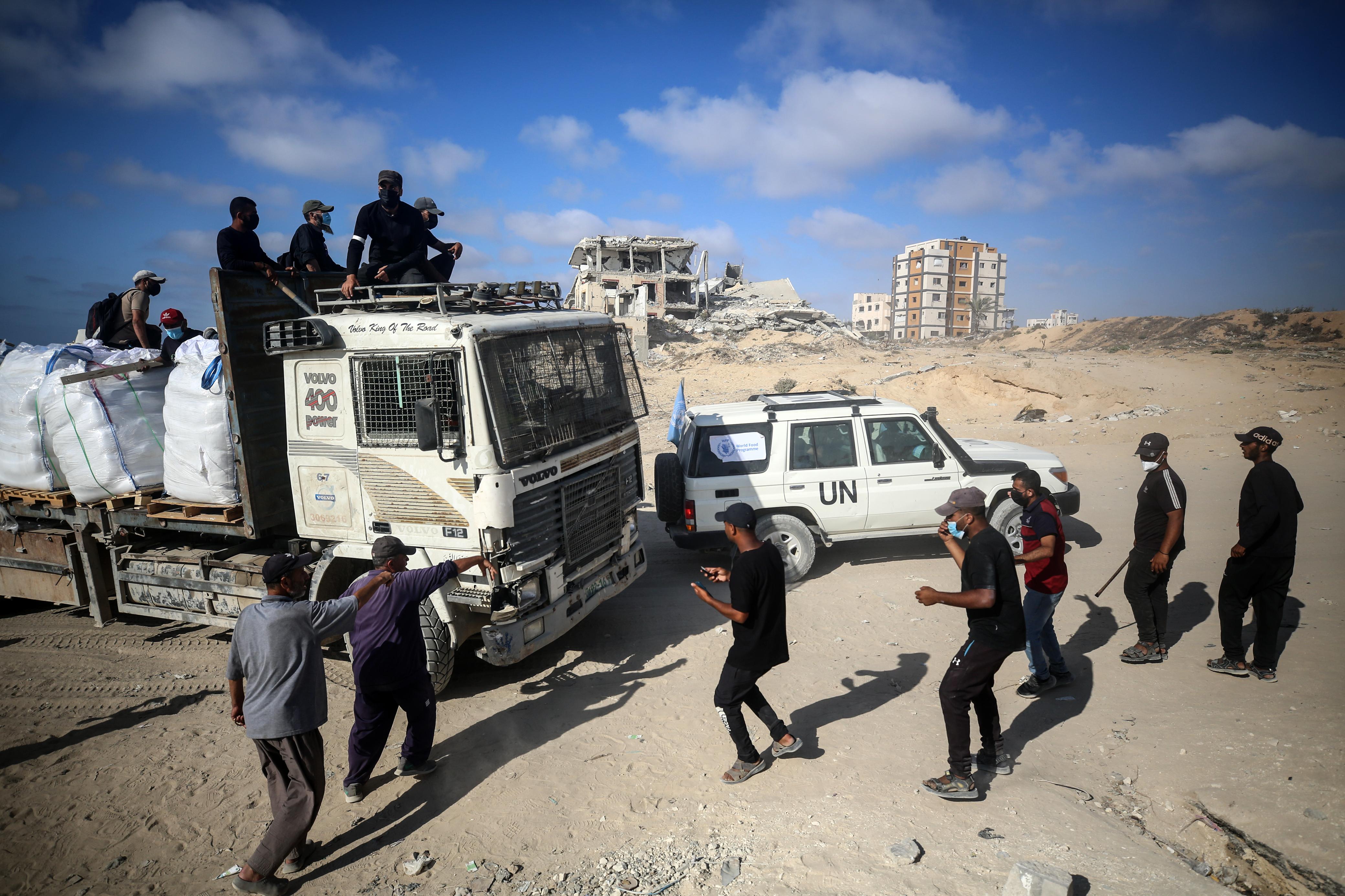 מחבלי חמאס משתלטים על הסיוע, לצד רכב או"ם