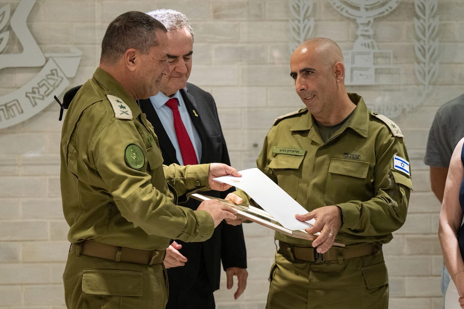 הרמטכ"ל זמיר והשר כ"ץ עם איציק כהן