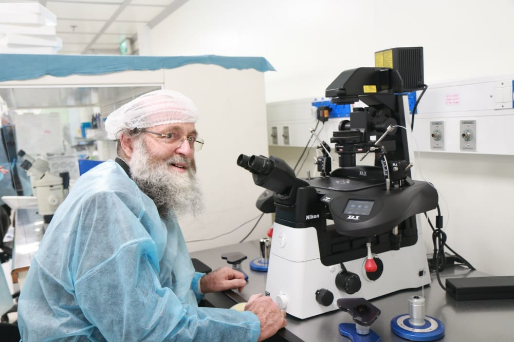 הרב מנחם בורשטין במעבדה