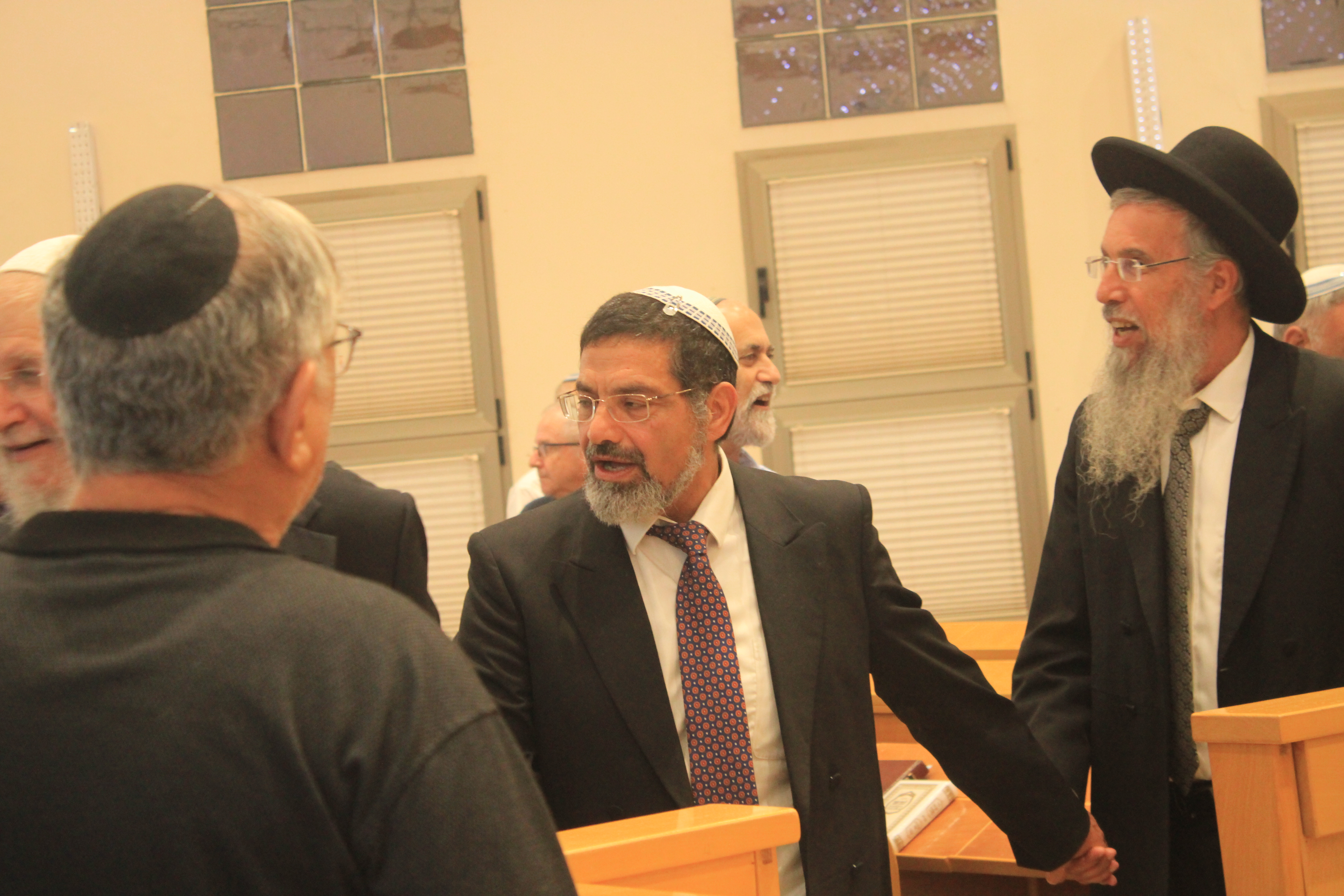 הרב ישי בוכריס (במרכז) בריקודים שנערכו בערב