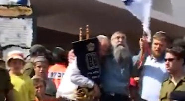 יהודה שלזינגר (מימין) במדי צה"ל בהתנתקות