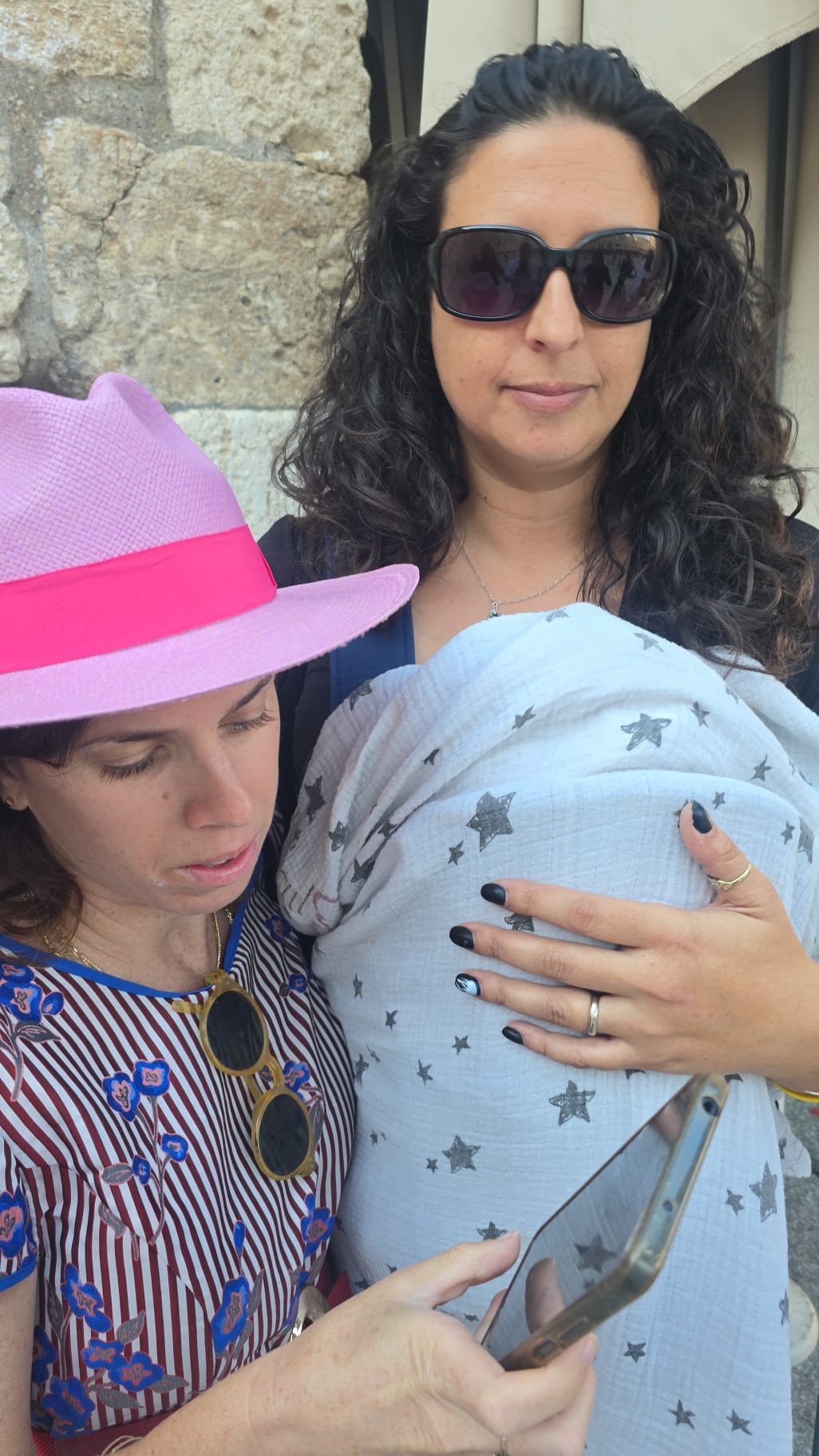 ספר התורה הוברח בתוך מנשא תינוק