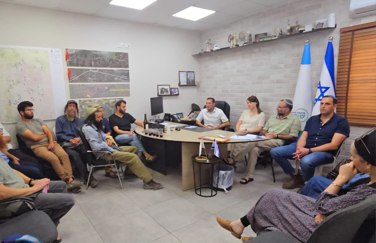 הישיבה בלשכת ראש מועצת שומרון