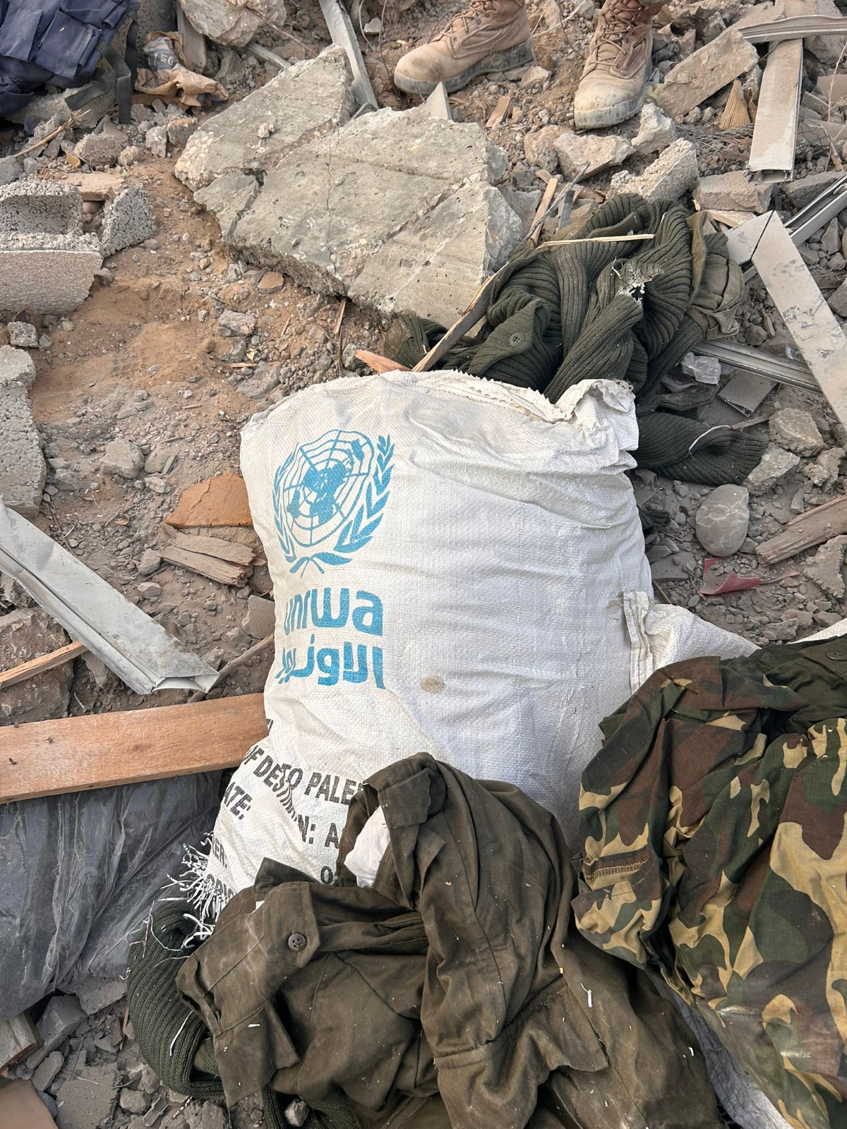 ציוד צבאי בתוך שקי אונר"א