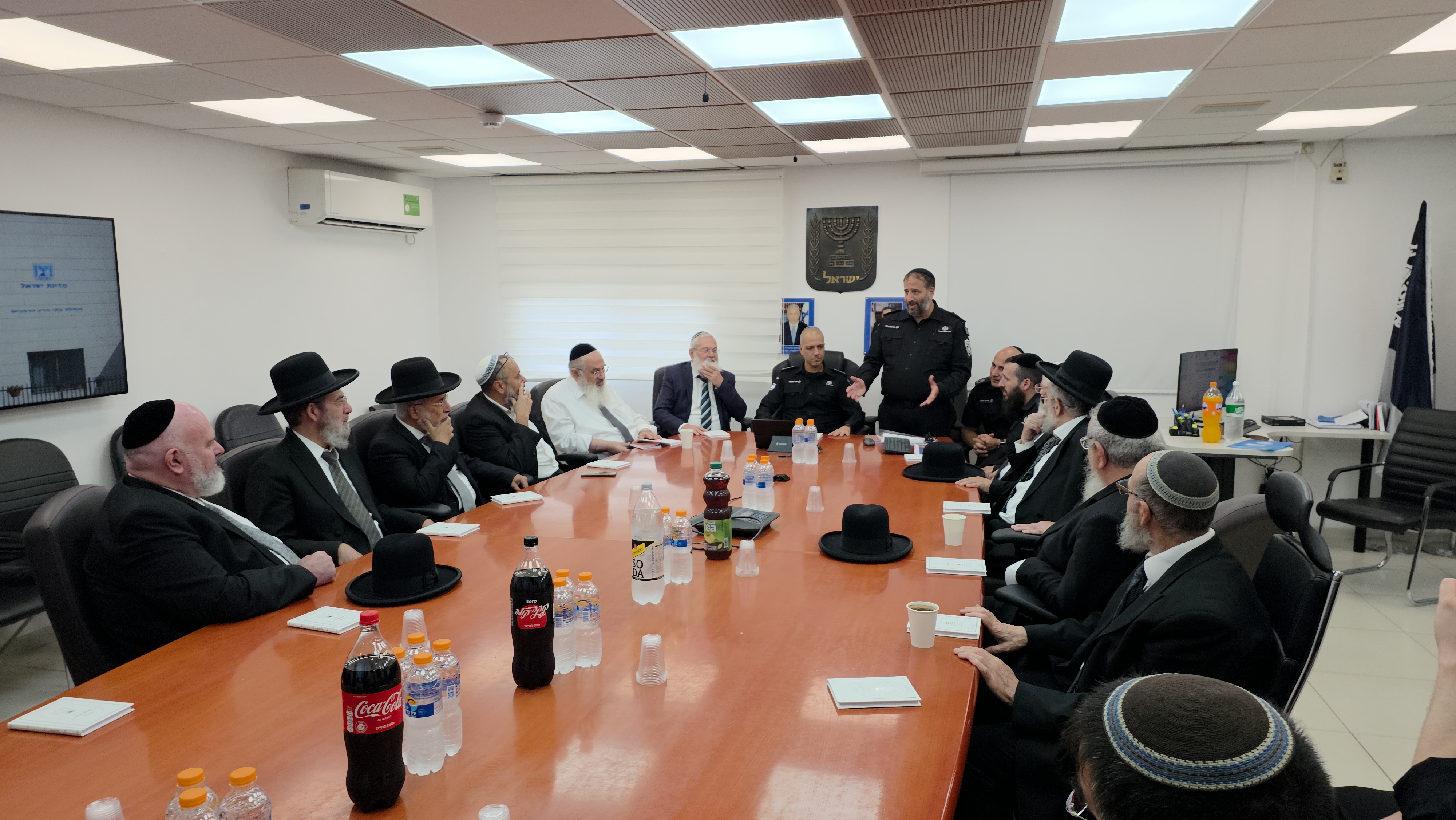 הדיינים בכלא איילון