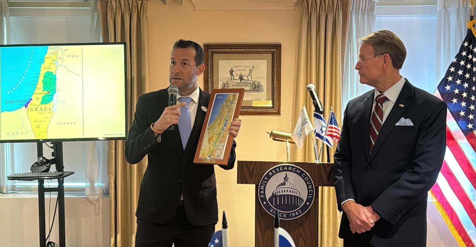 דגן מציג את המפות