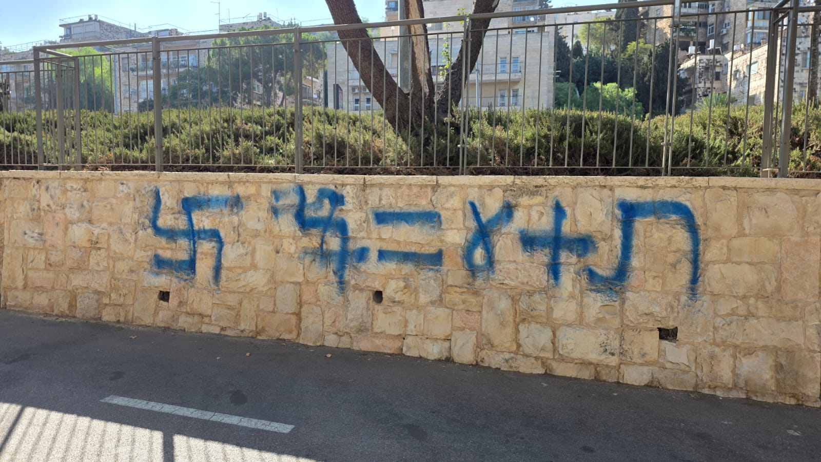 צלבי קרס וכתובות נאצה בבניין בני עקיבא