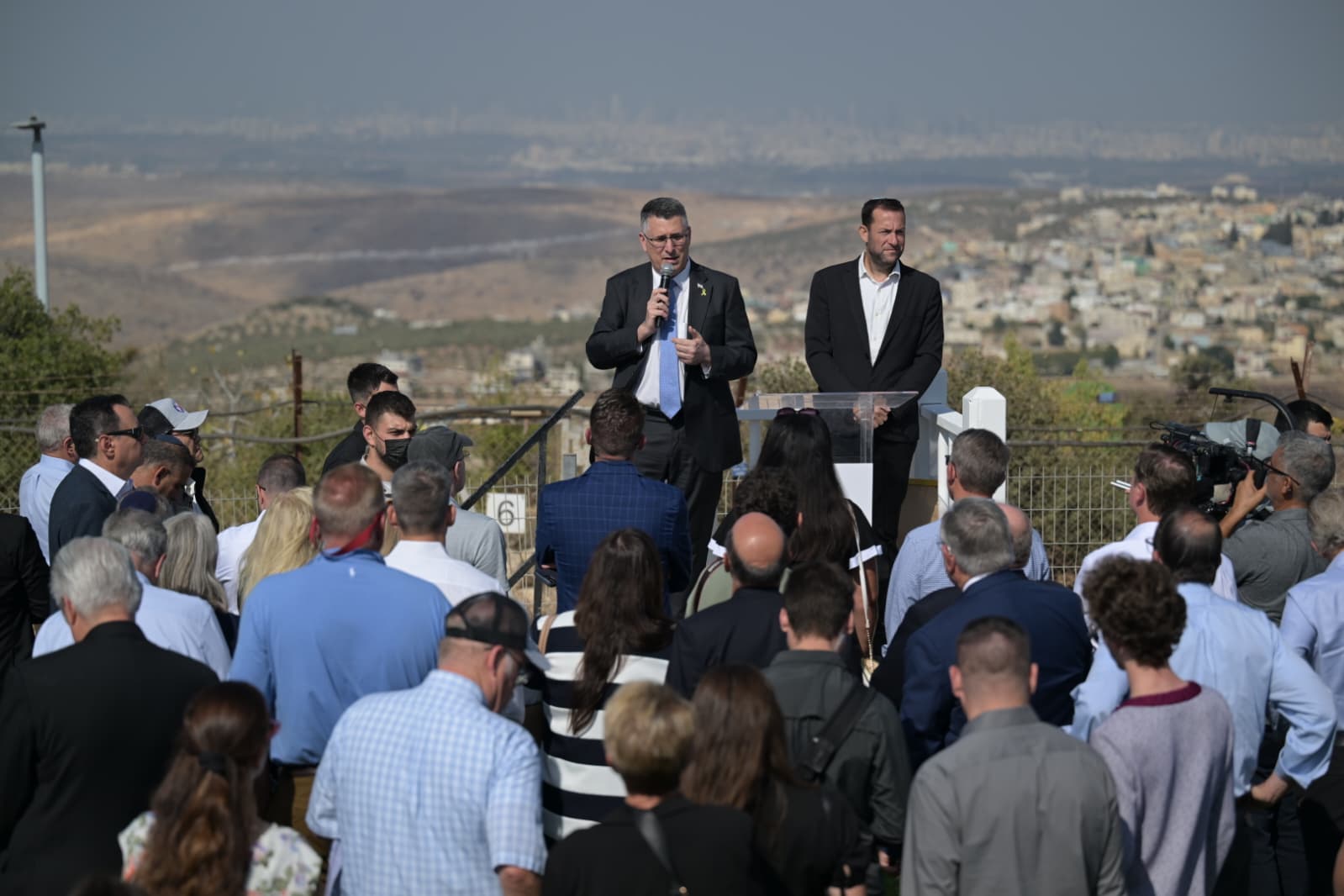 סער נואם בפני המחוקקים