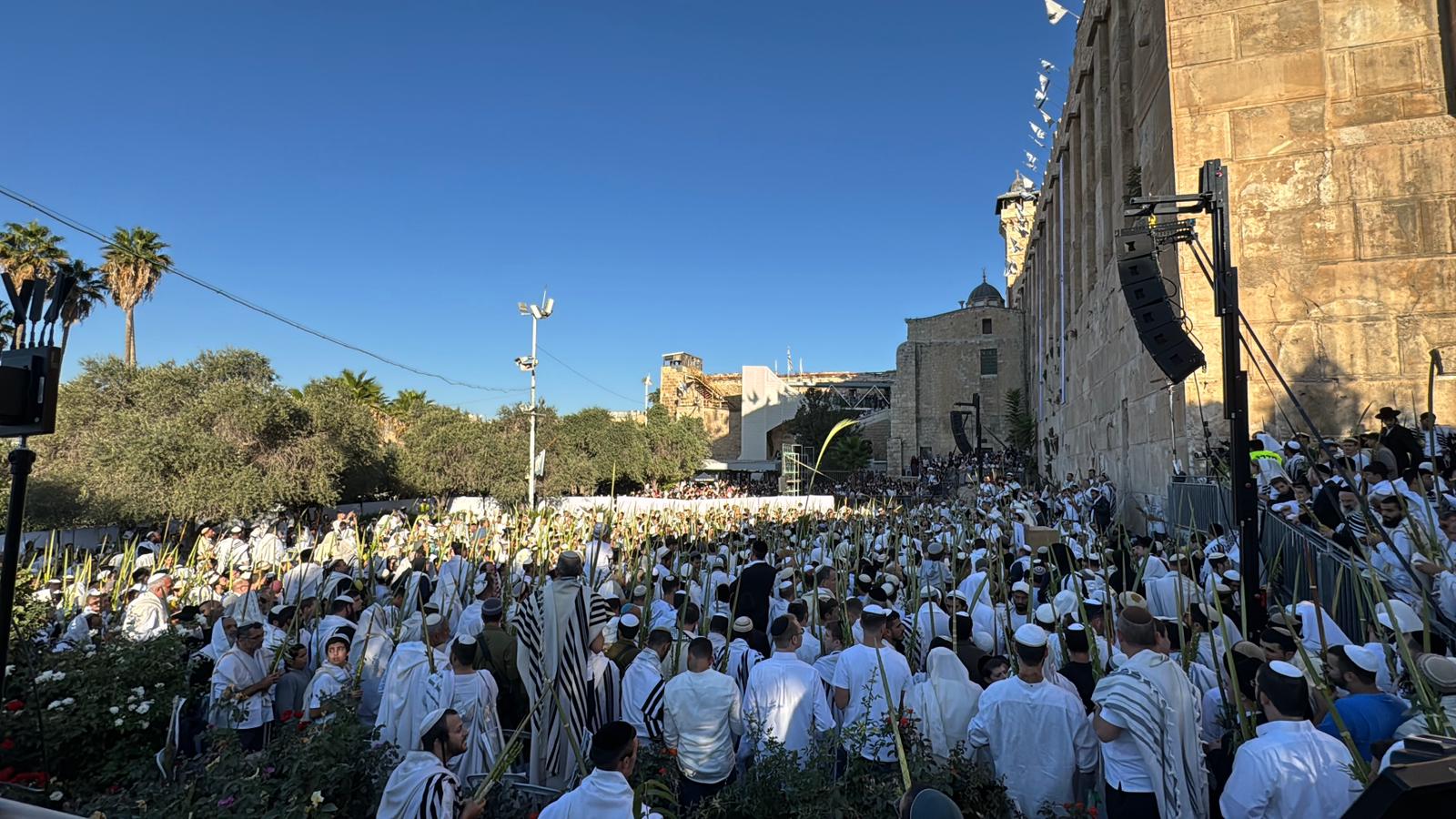 התפילה סמוך למערת המכפלה