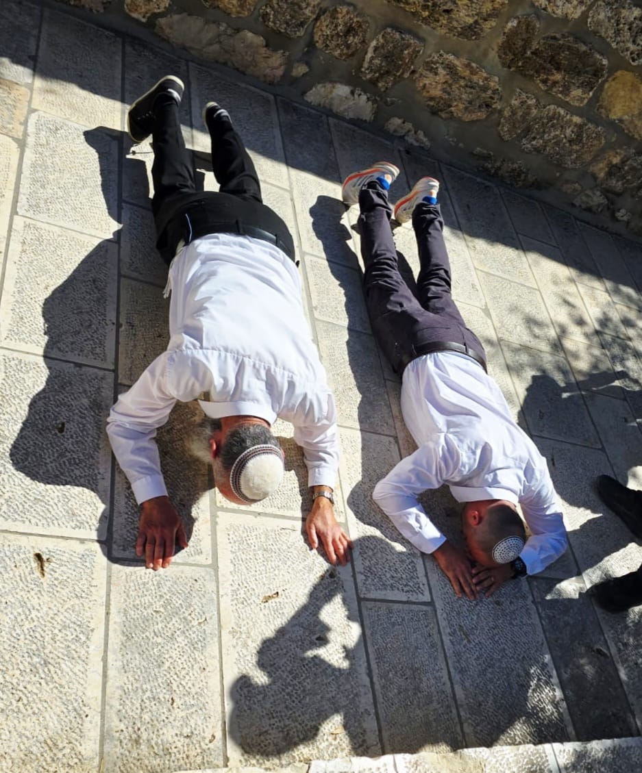 ח"כ קרויזר ואביו משתחווים בהר הבית