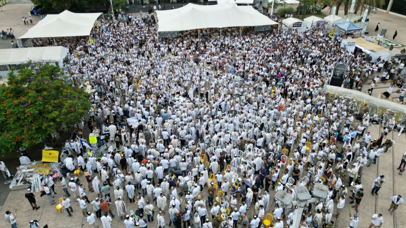 המונים בתפילה