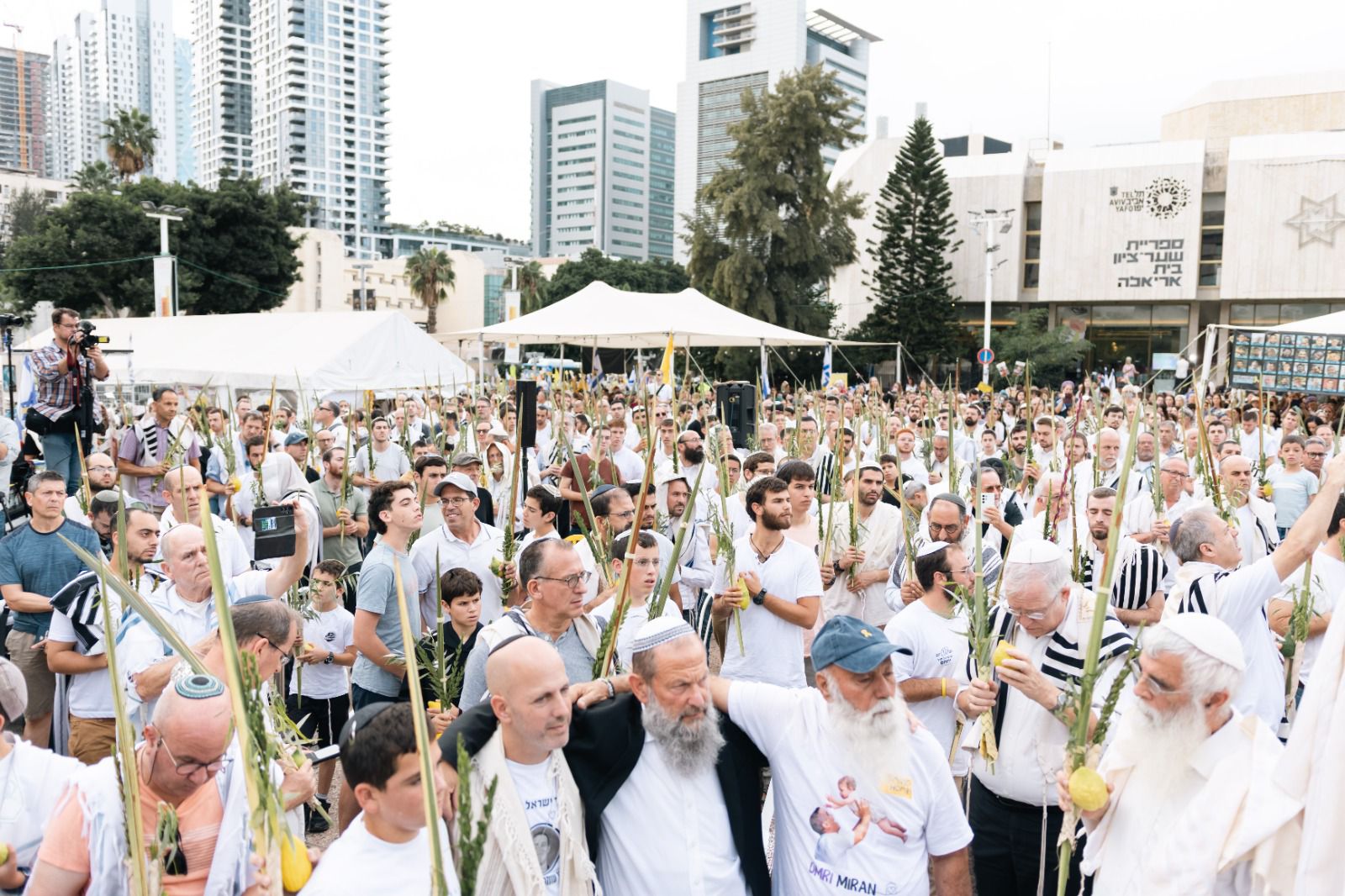 תפילת ההלל בכיכר החטופים