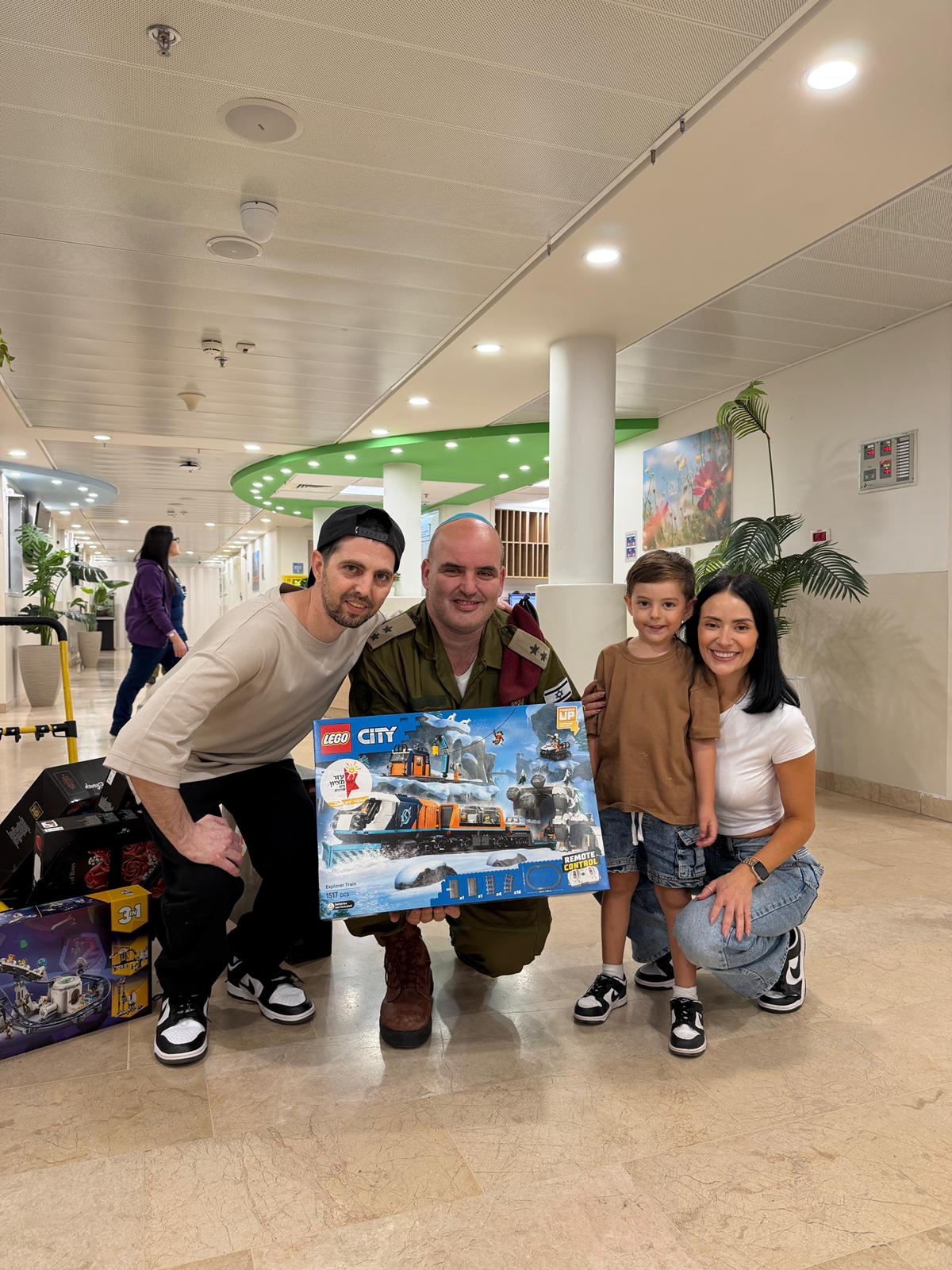 אלקנה ומאור לצד בני המשפחה