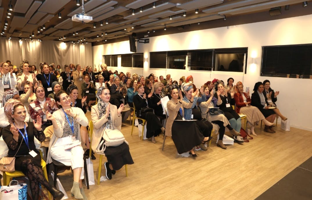 נשים בכנס של גלית גלבוע