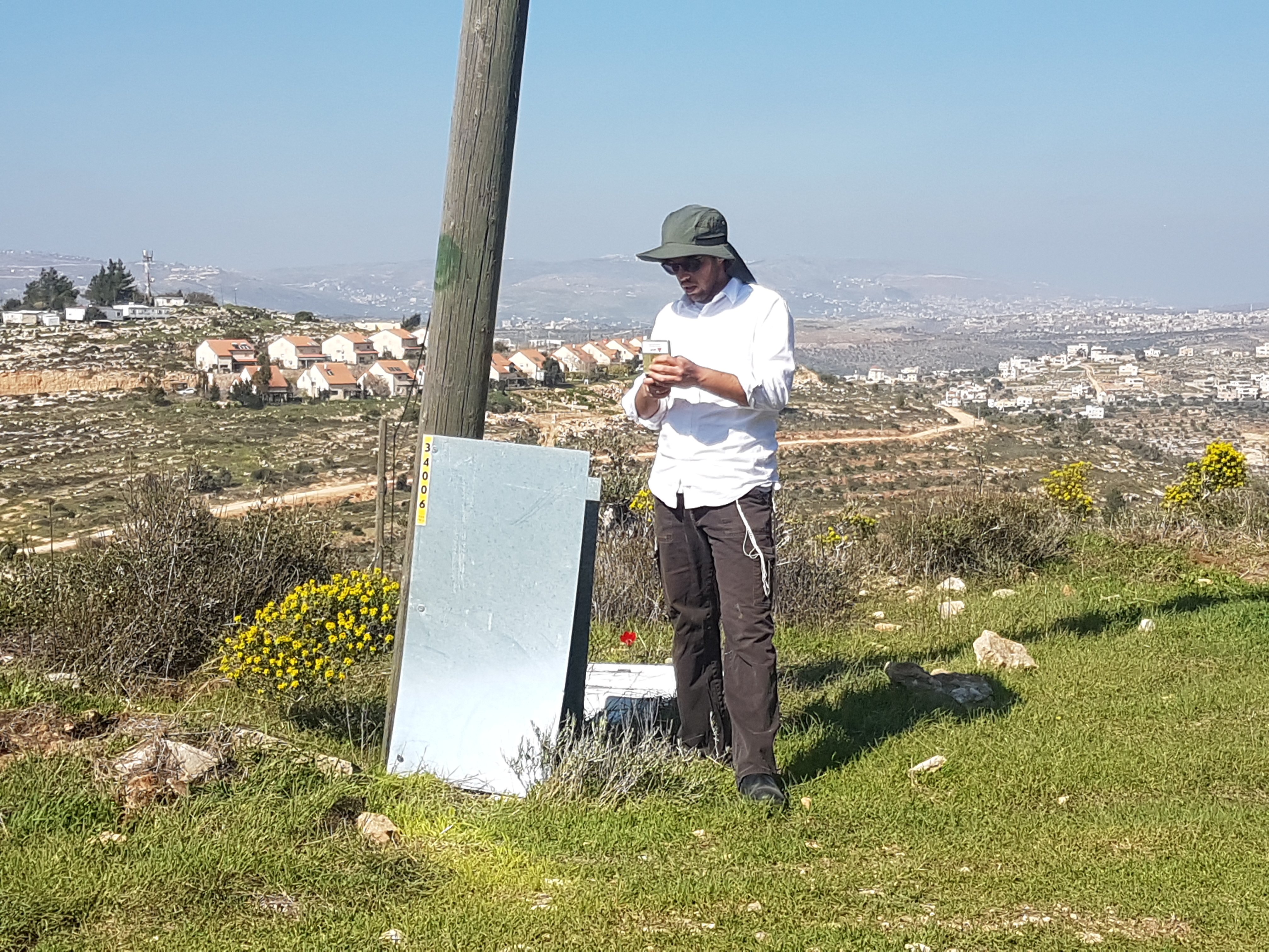 לחי לא מתחת לחוט בעקבות ההטיה של העמוד