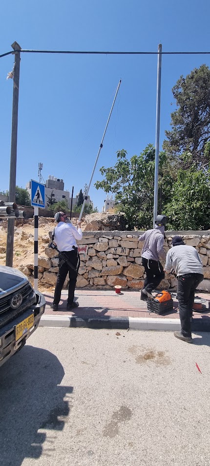 הרב שוורץ בהתקנת העירוב צילום: באדיבות עירוב כהלכה