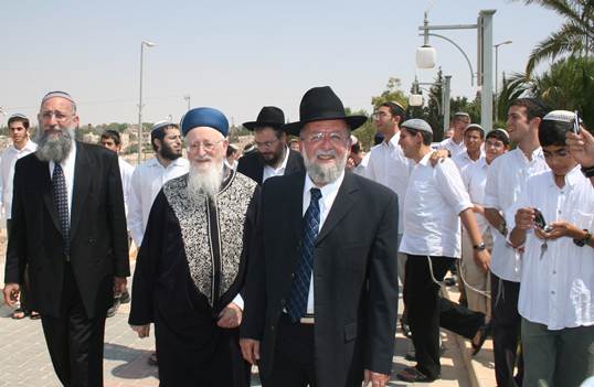 הרב מרדכי אליהו זצ"ל בביקור בישיבה עם הרב שבתי סבתו 