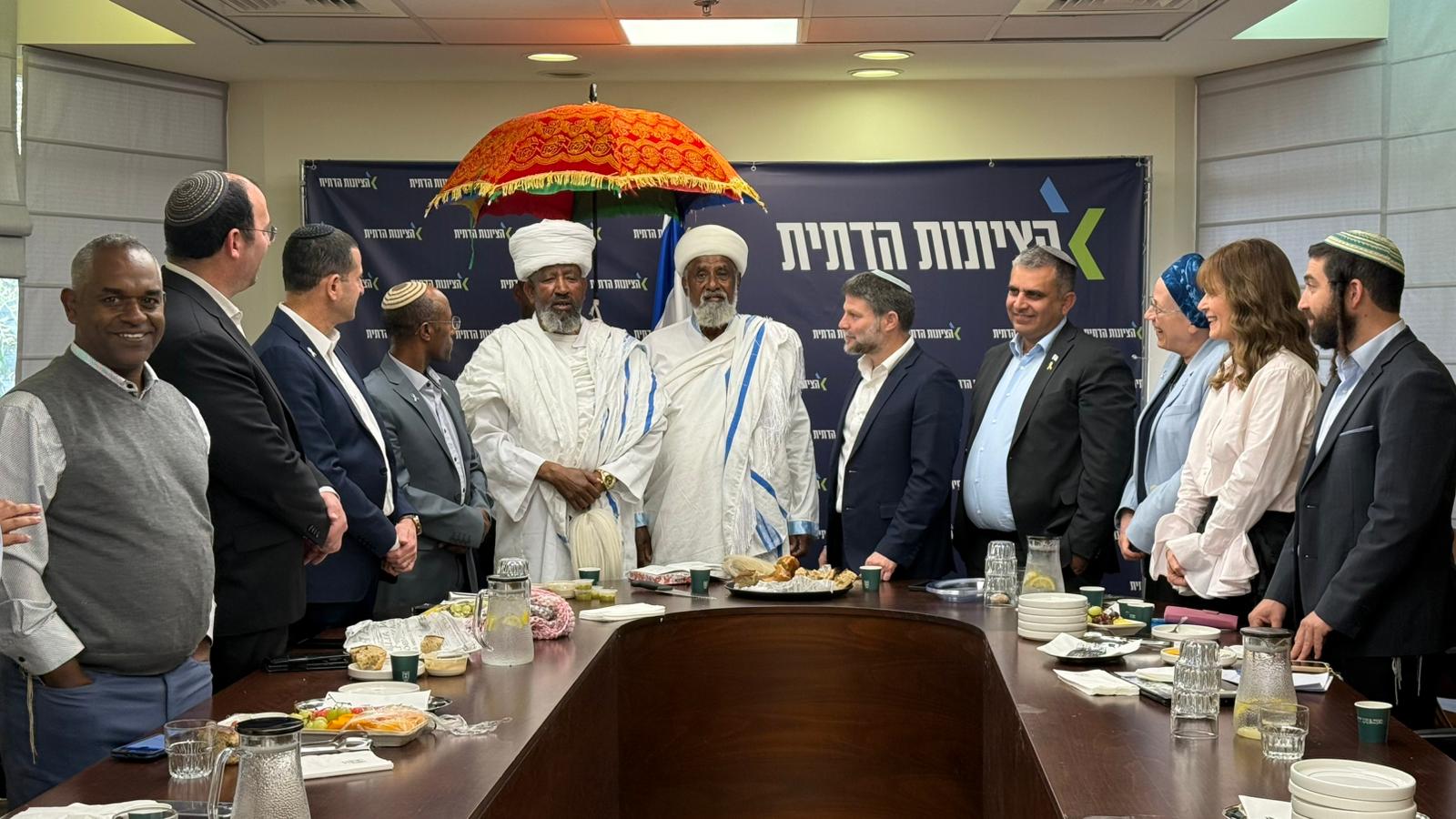 מציינים את החג בישיבת סיעה