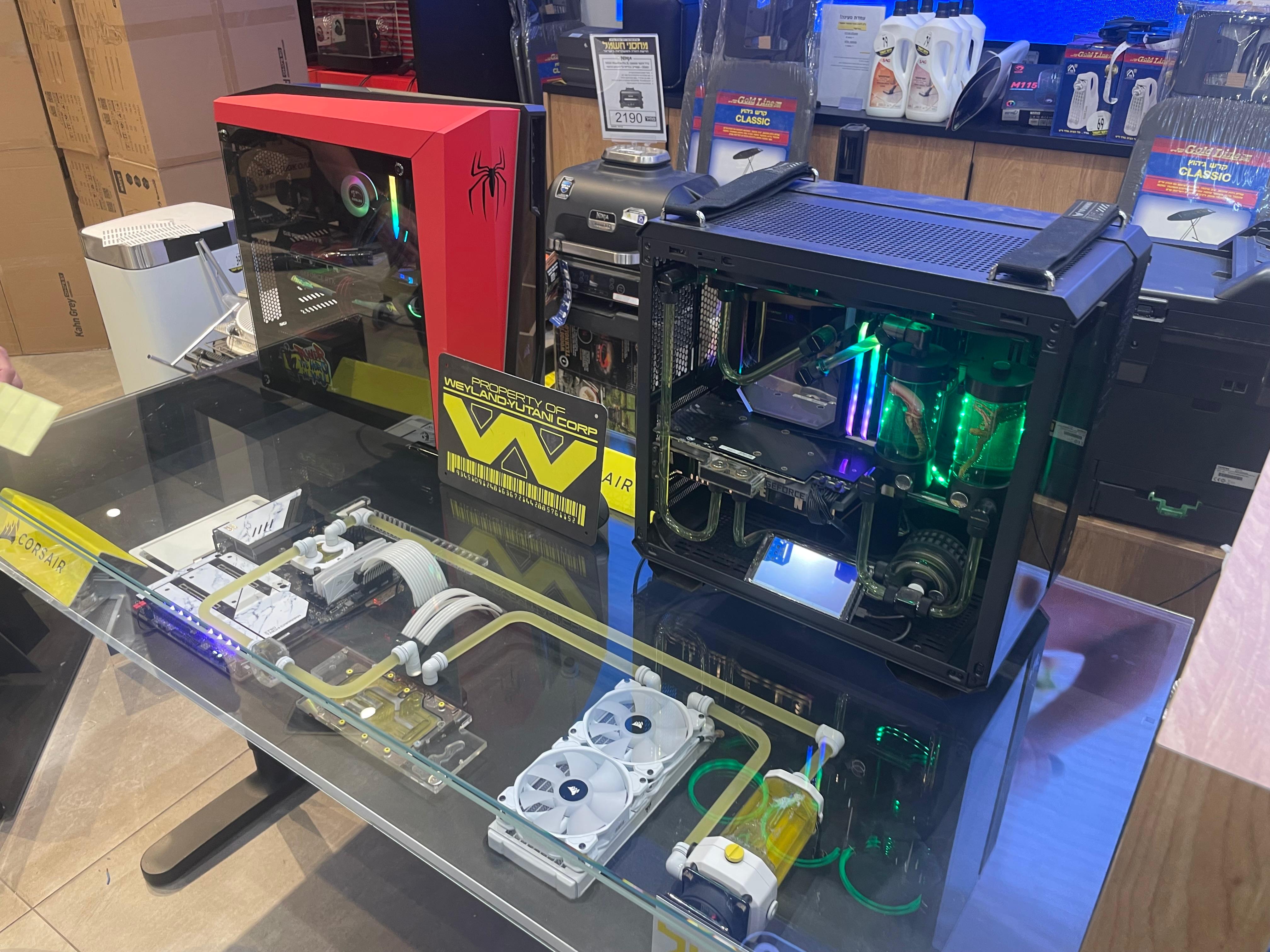 מחשב גיימינג מובנה בתוך שולחן שקוף המאפשר לצפות ברכיבי המערכת 