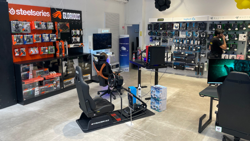 עמדת סימולטור מכוניות במתחם הגיימינג של מחסני חשמל עזריאלי ת"א