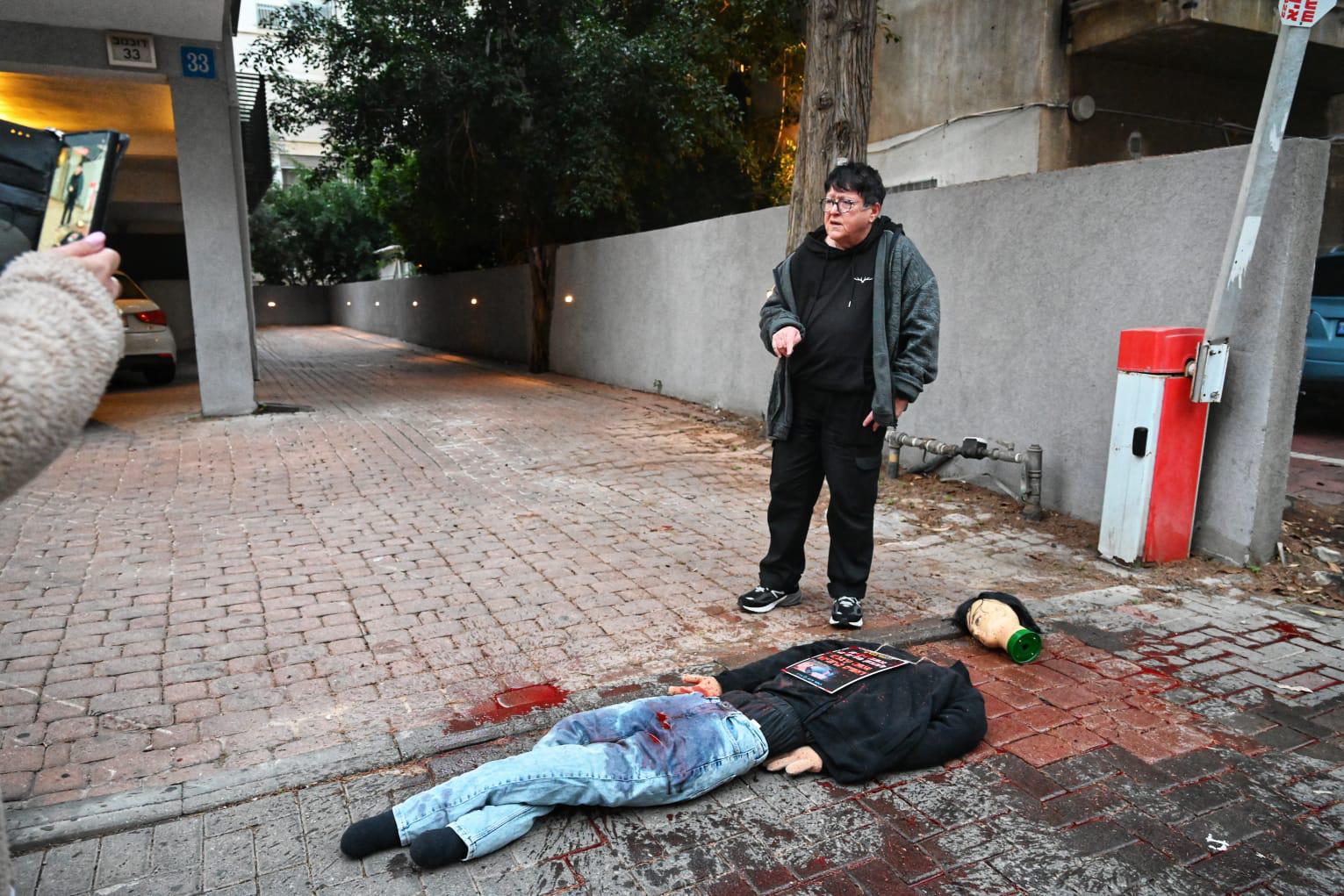 שפי פז לצד המיצג