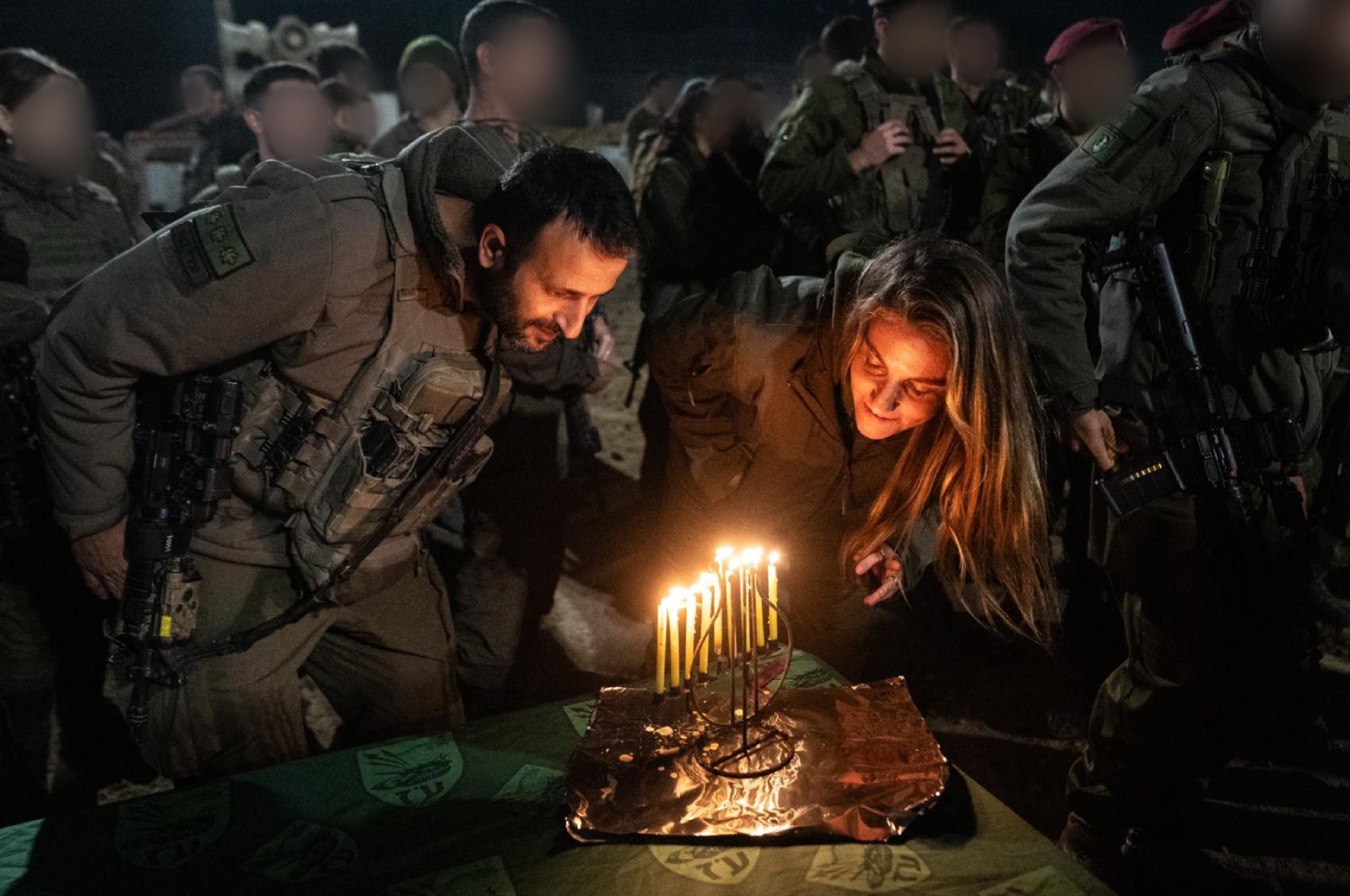 דנה מדליקה את החנוכייה