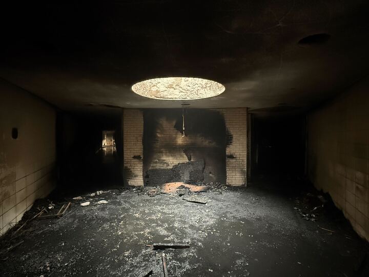 חדר בבית הכנסת לאחר השריפה