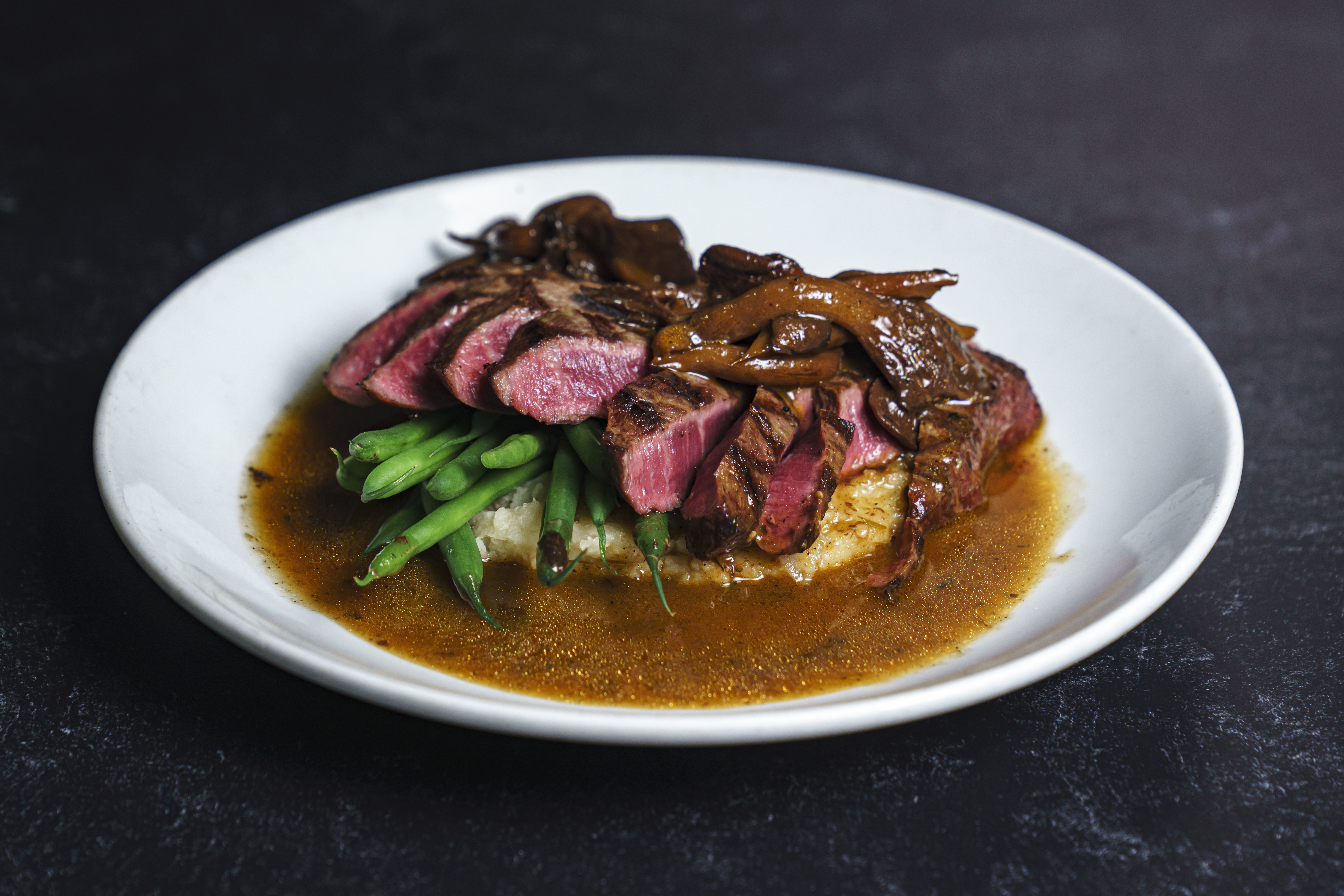 סטייק רך ברוטב יין מצומצם